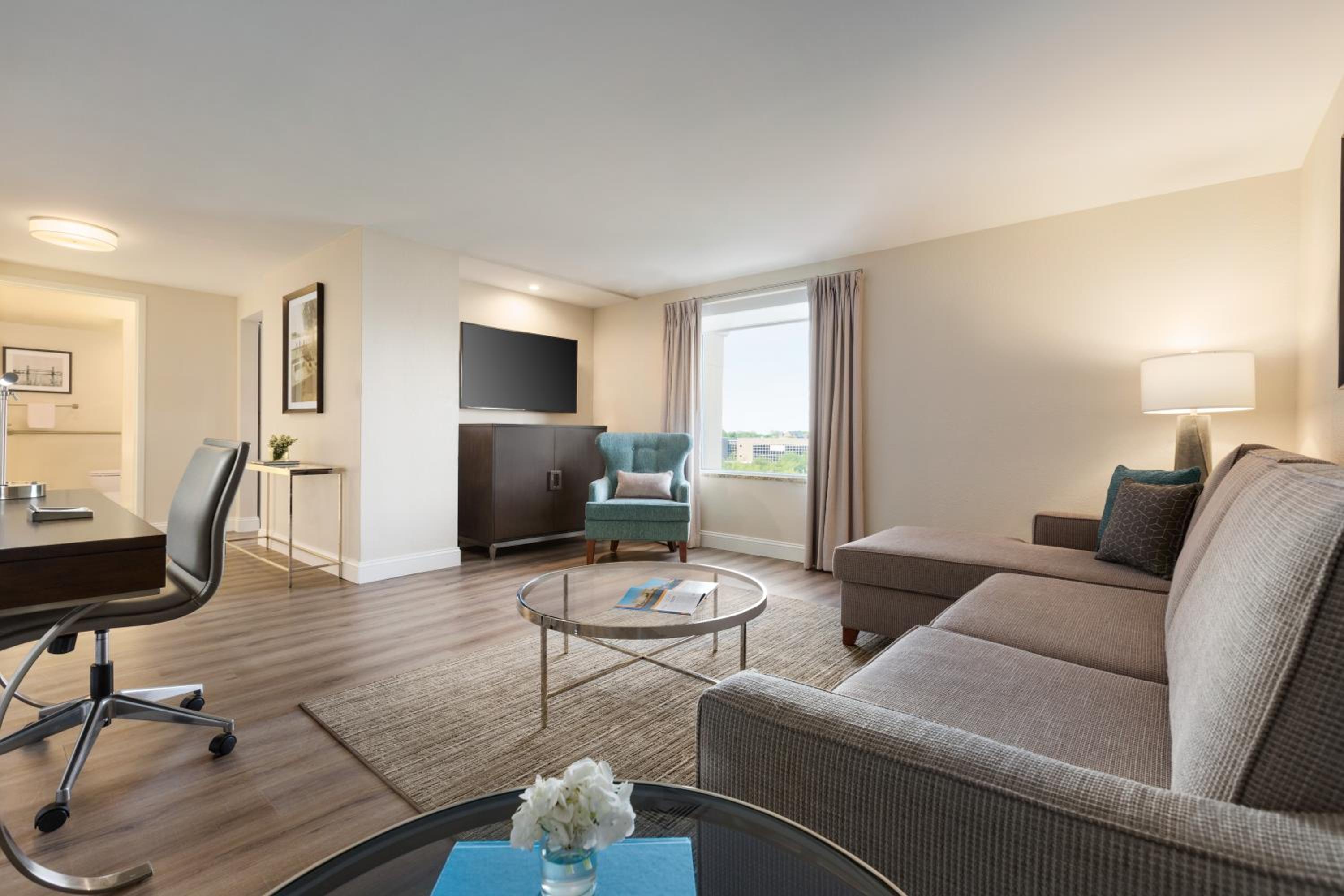 Suite with Two Double Beds and Tub - Mobility and Hearing Access - Photo 2