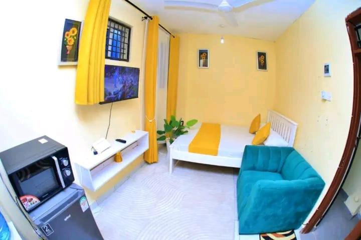 Queen Studio photo 1