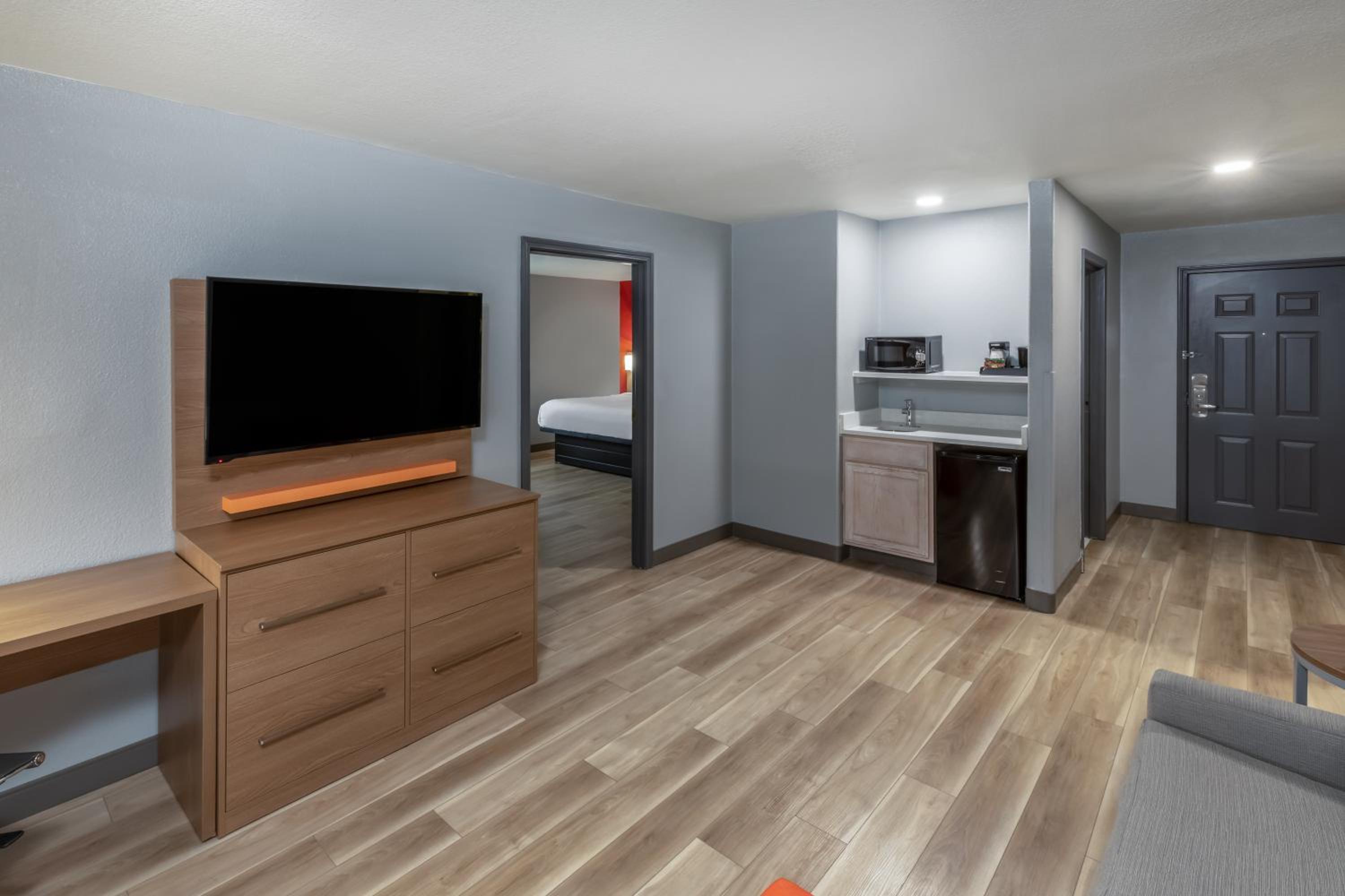 King Suite - Non-Smoking - Photo 6