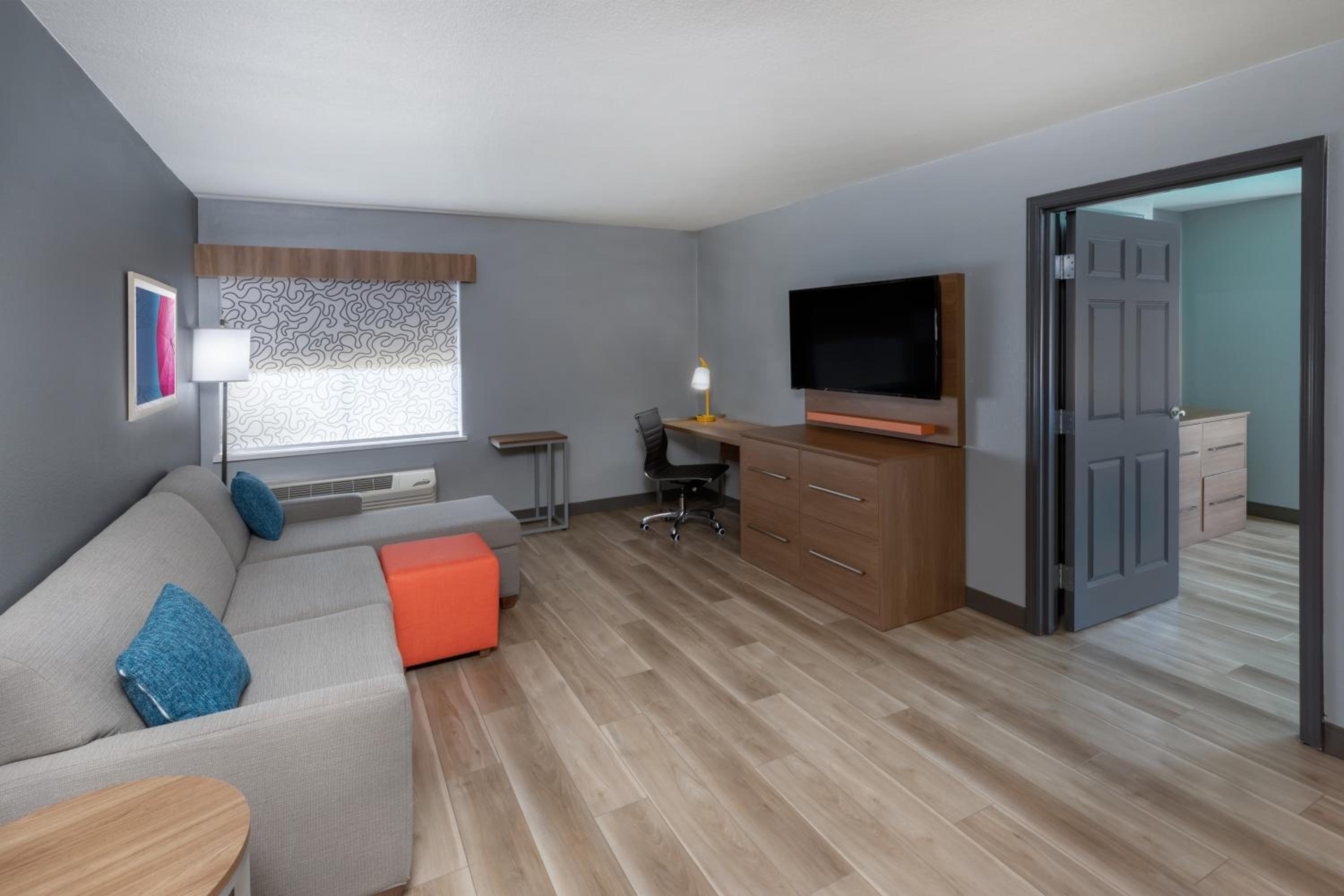 King Suite - Non-Smoking - Photo 3