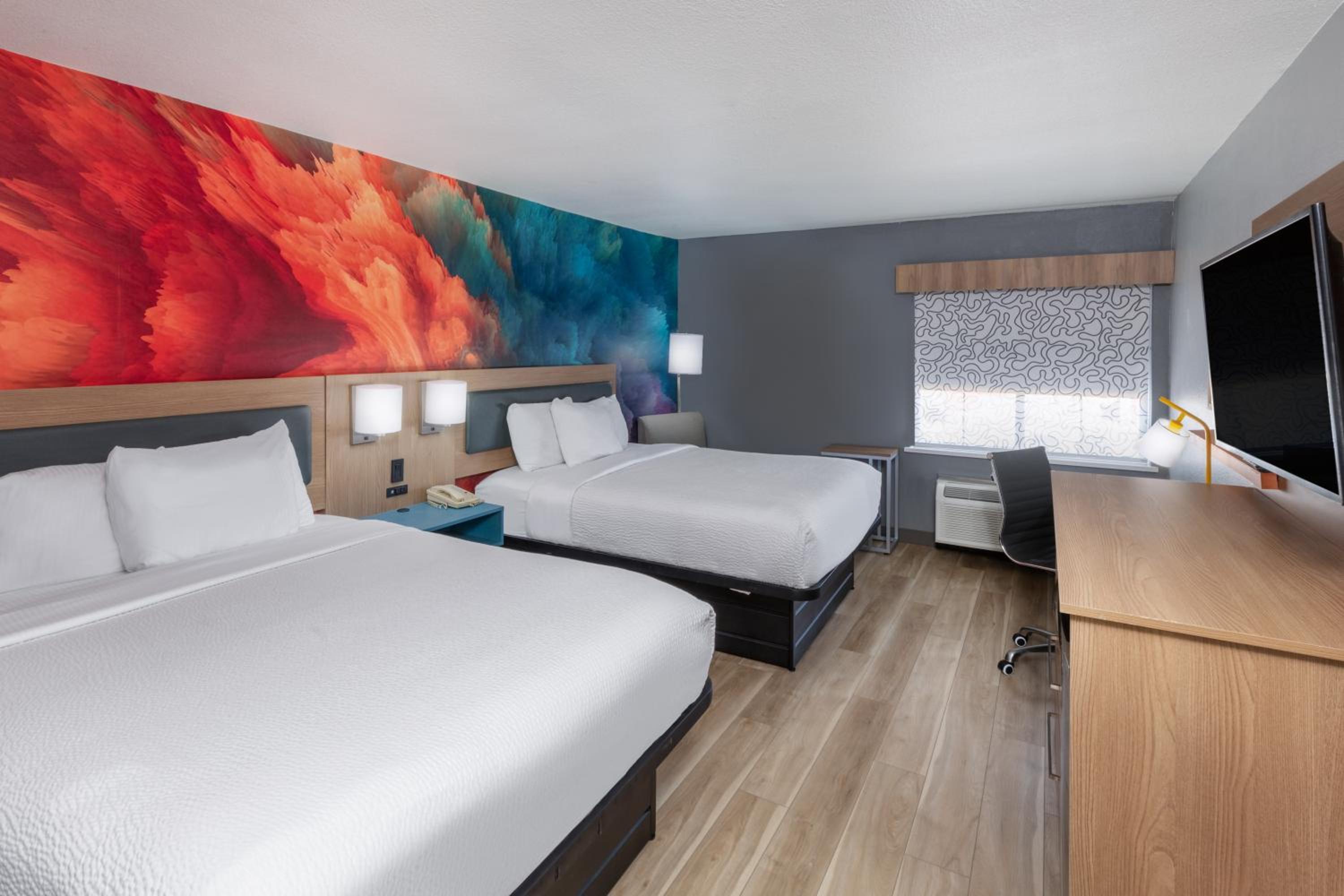 Queen Room with Two Queen Beds - Photo 2