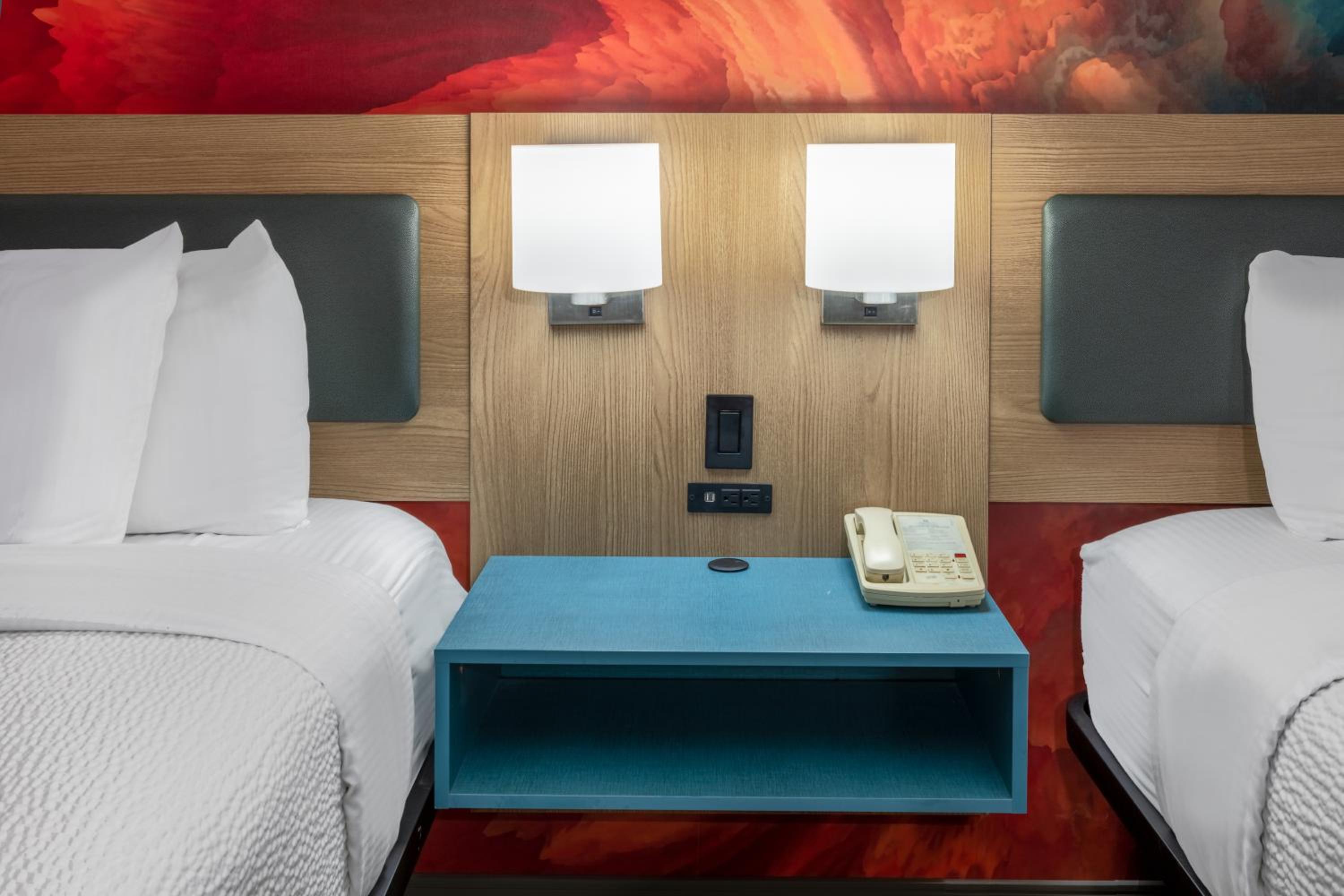 Queen Room with Two Queen Beds - Photo 4
