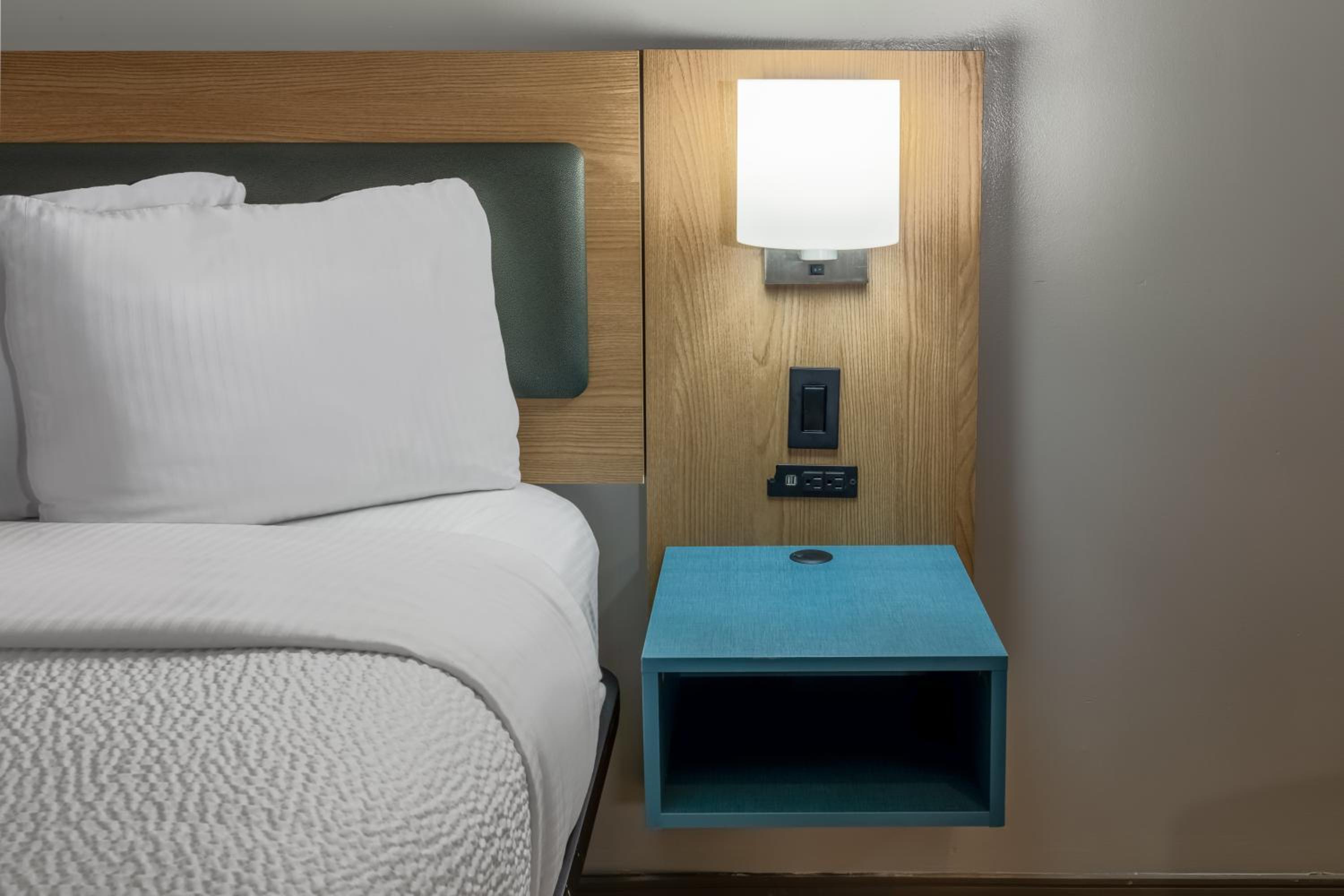 King Room with Roll-In Shower - Mobility Access/Non-Smoking - Photo 4