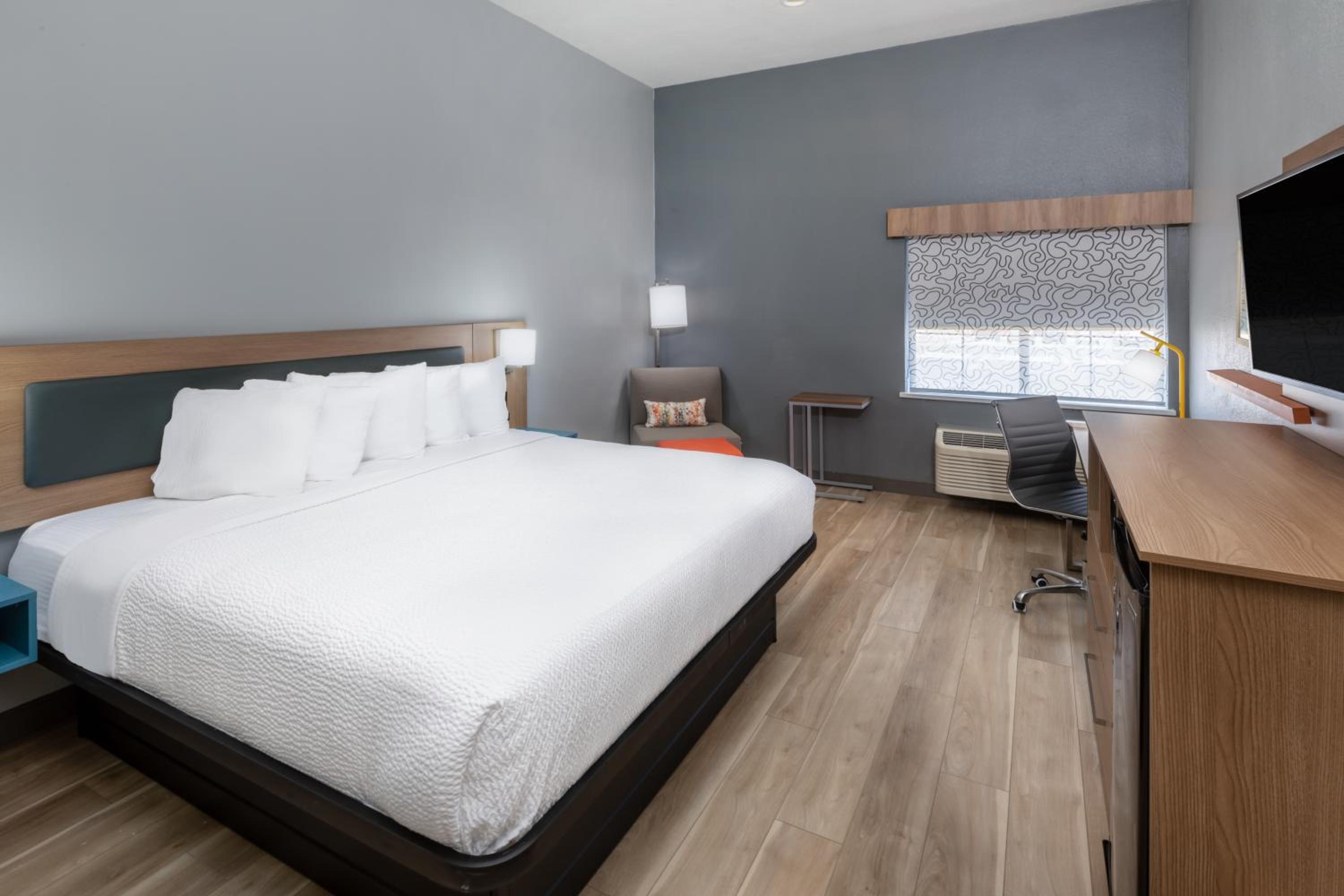 King Room with Roll-In Shower - Mobility Access/Non-Smoking - Photo 5