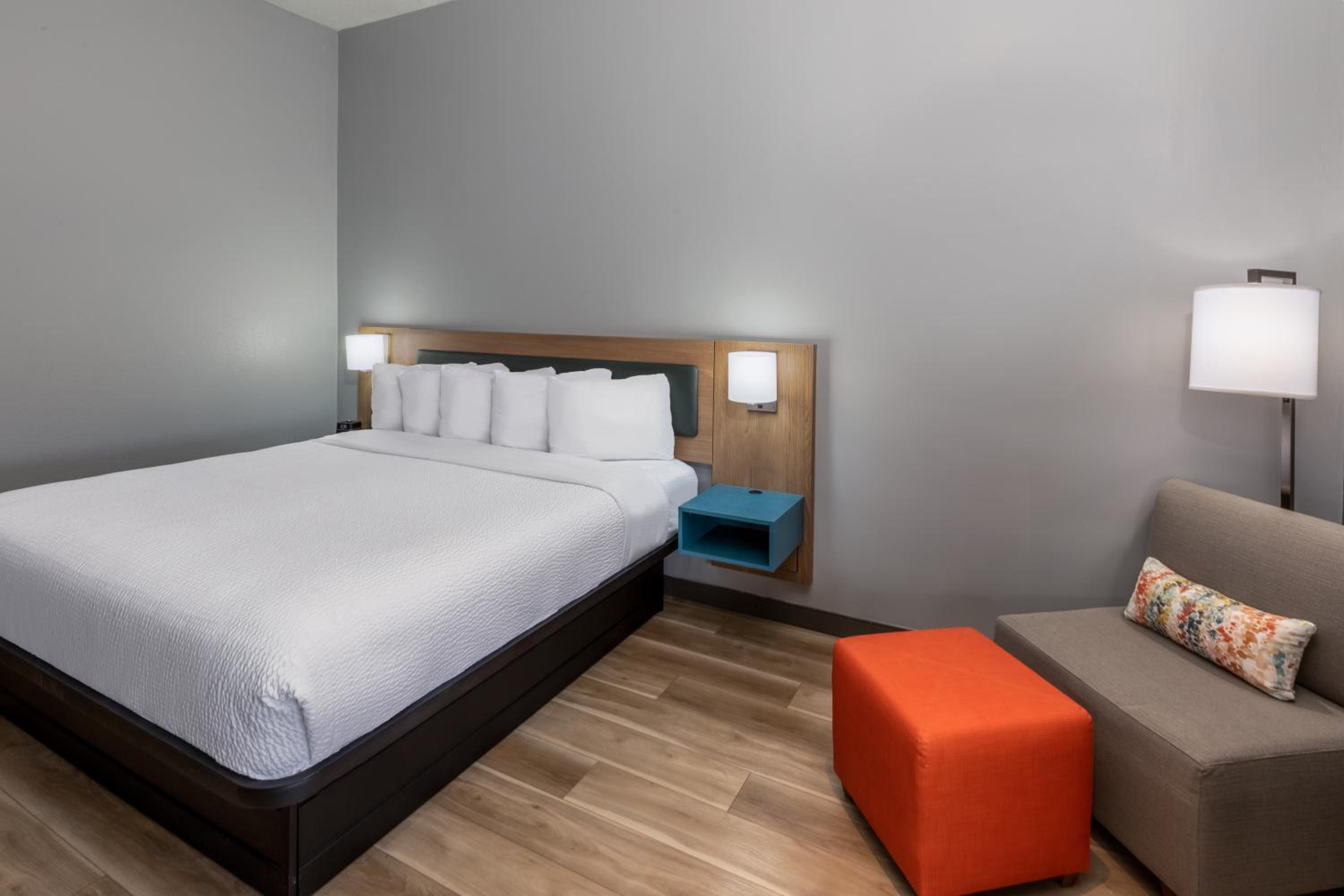 King Room with Roll-In Shower - Mobility Access/Non-Smoking - Photo 3