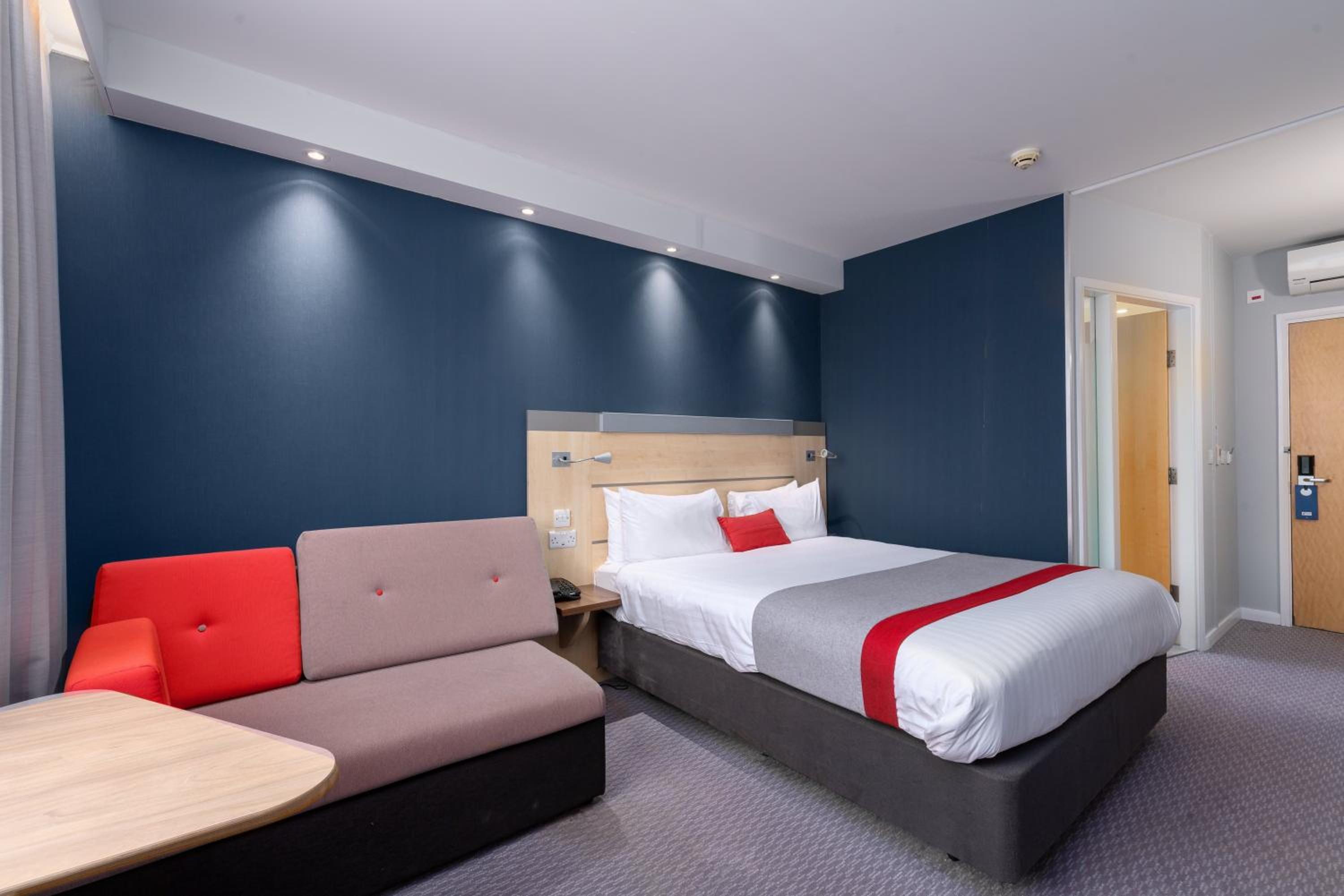 Standard Double Room with Single Sofa Bed and Free Hot Breakfast photo 2