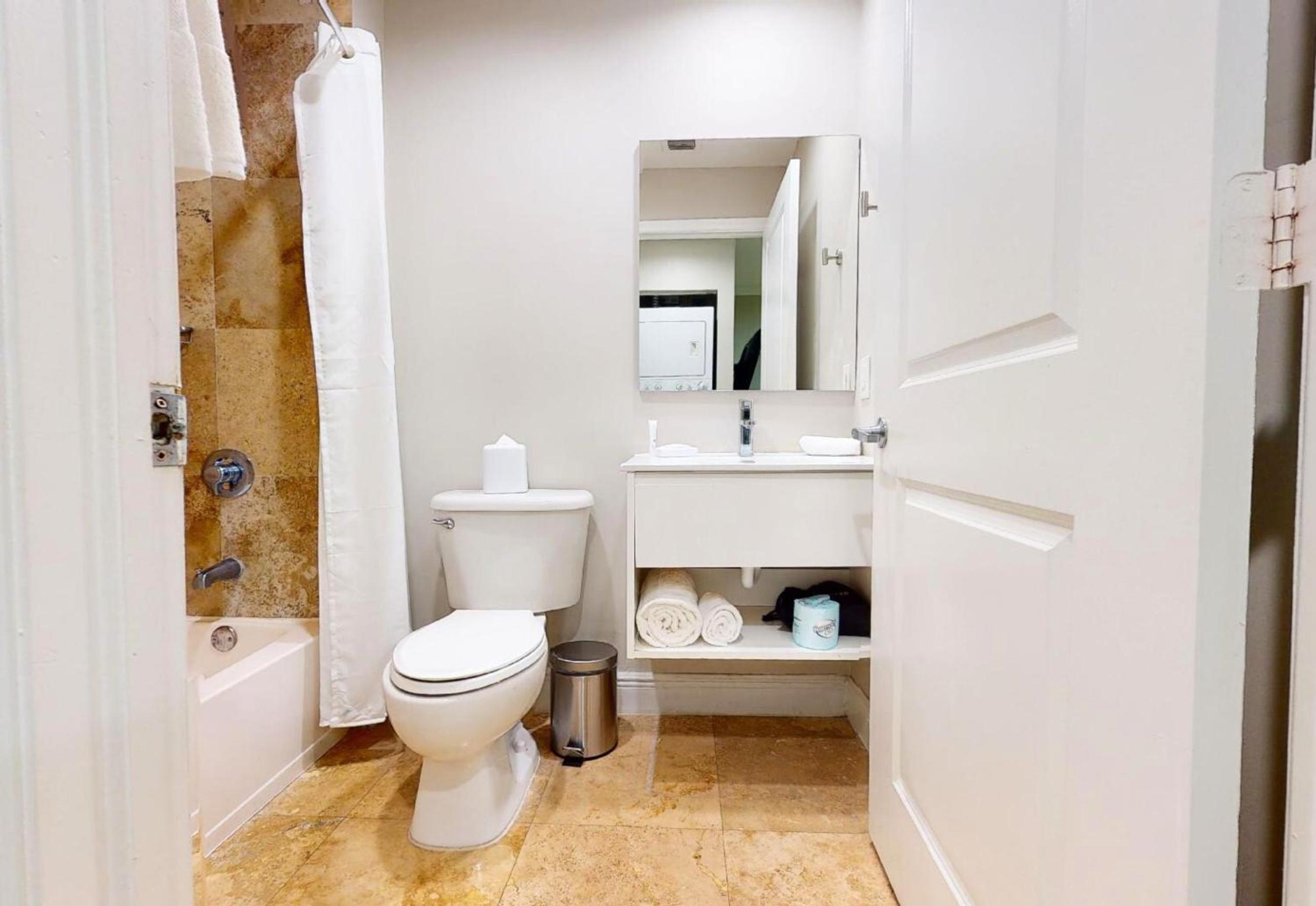 Deluxe King Suite photo 3