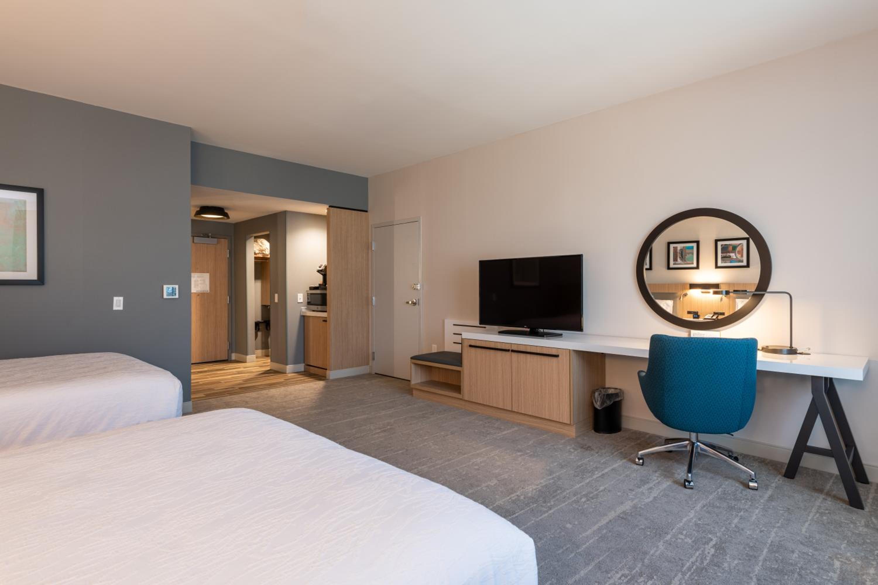 Queen Room with Two Queen Beds - Photo 4