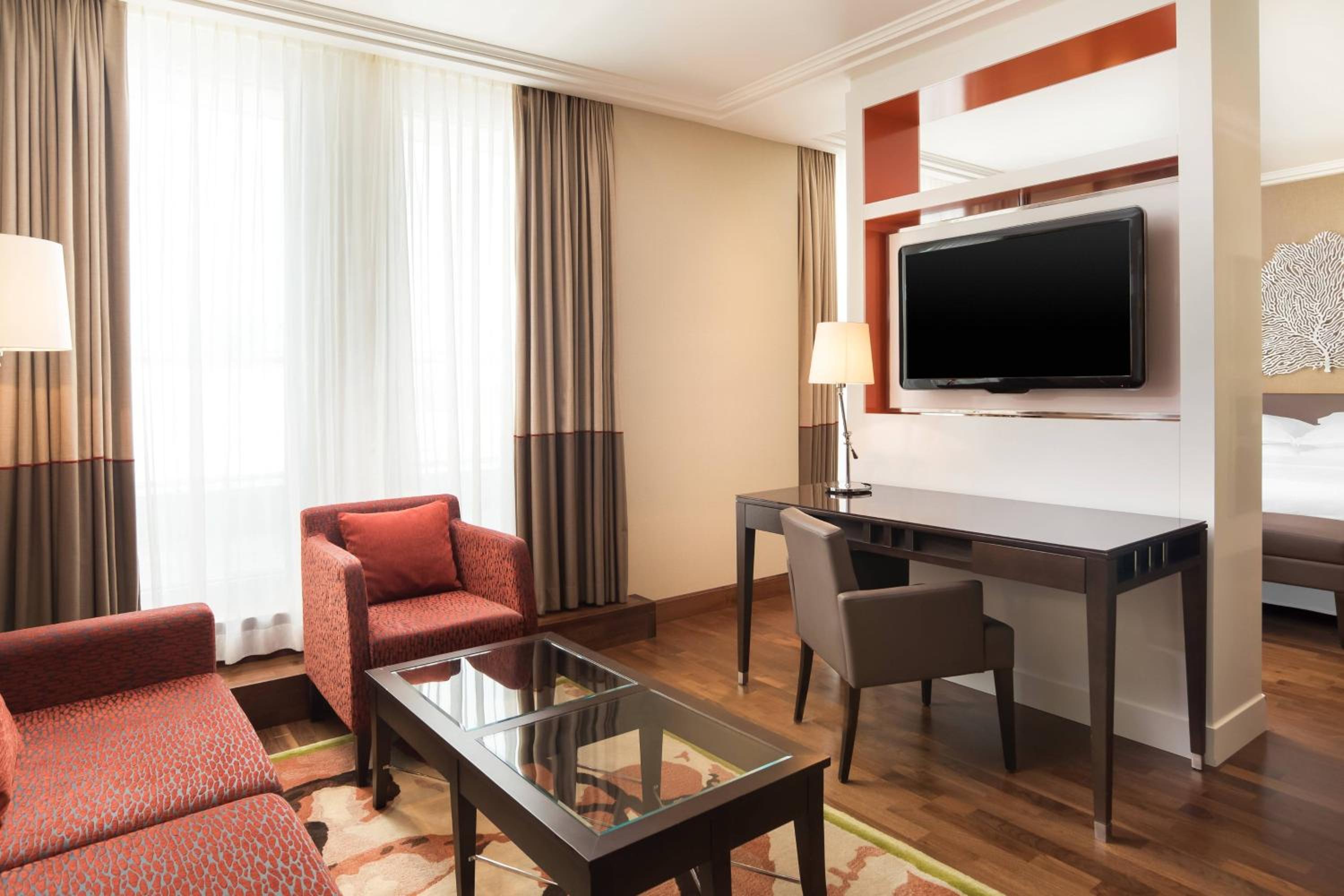 Junior Suite, Club lounge access, Junior Suite, 1 King - Photo 6
