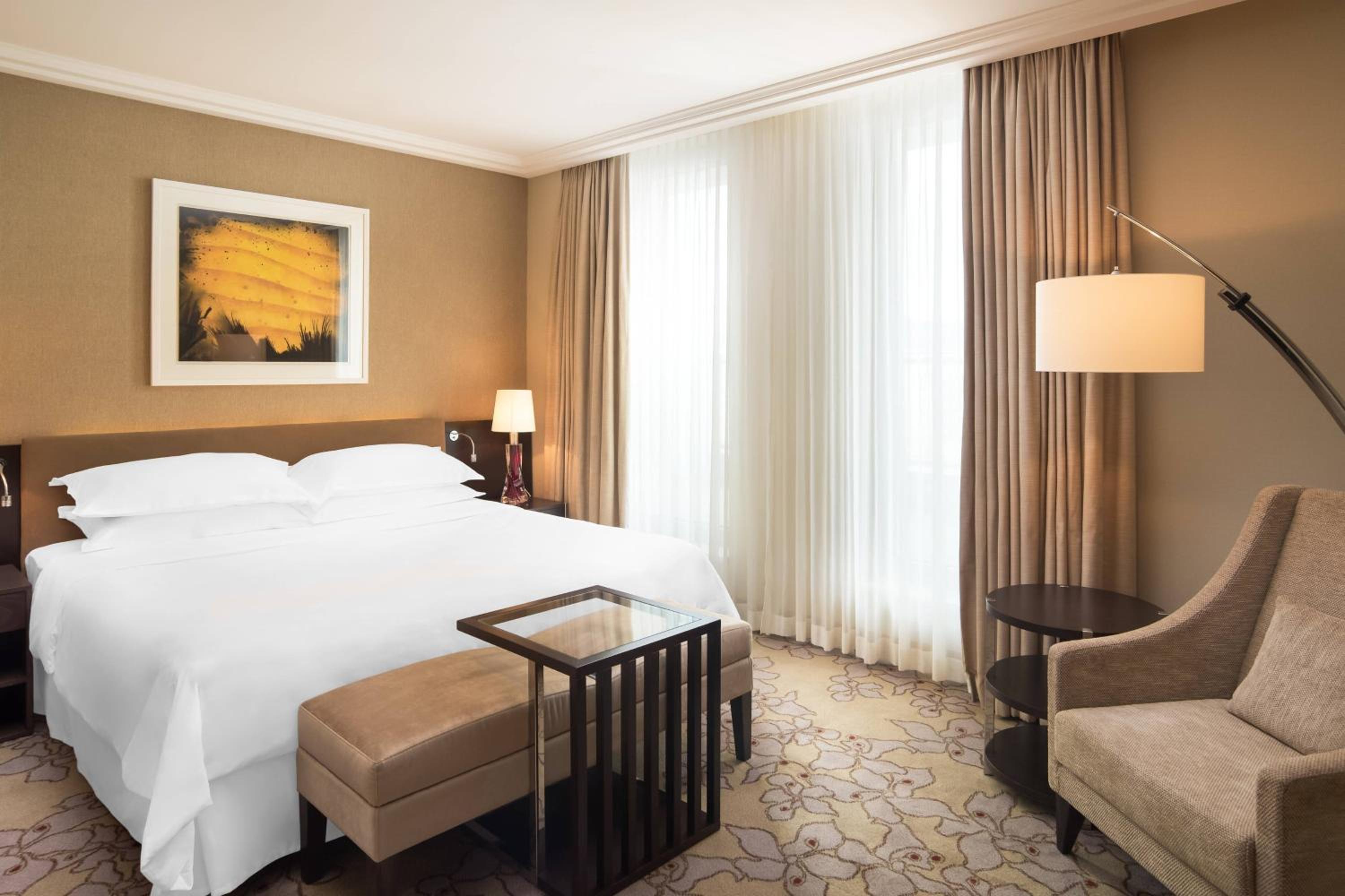 Executive Suite, Club lounge access, 1 Bedroom Suite, 1 King - Photo 1