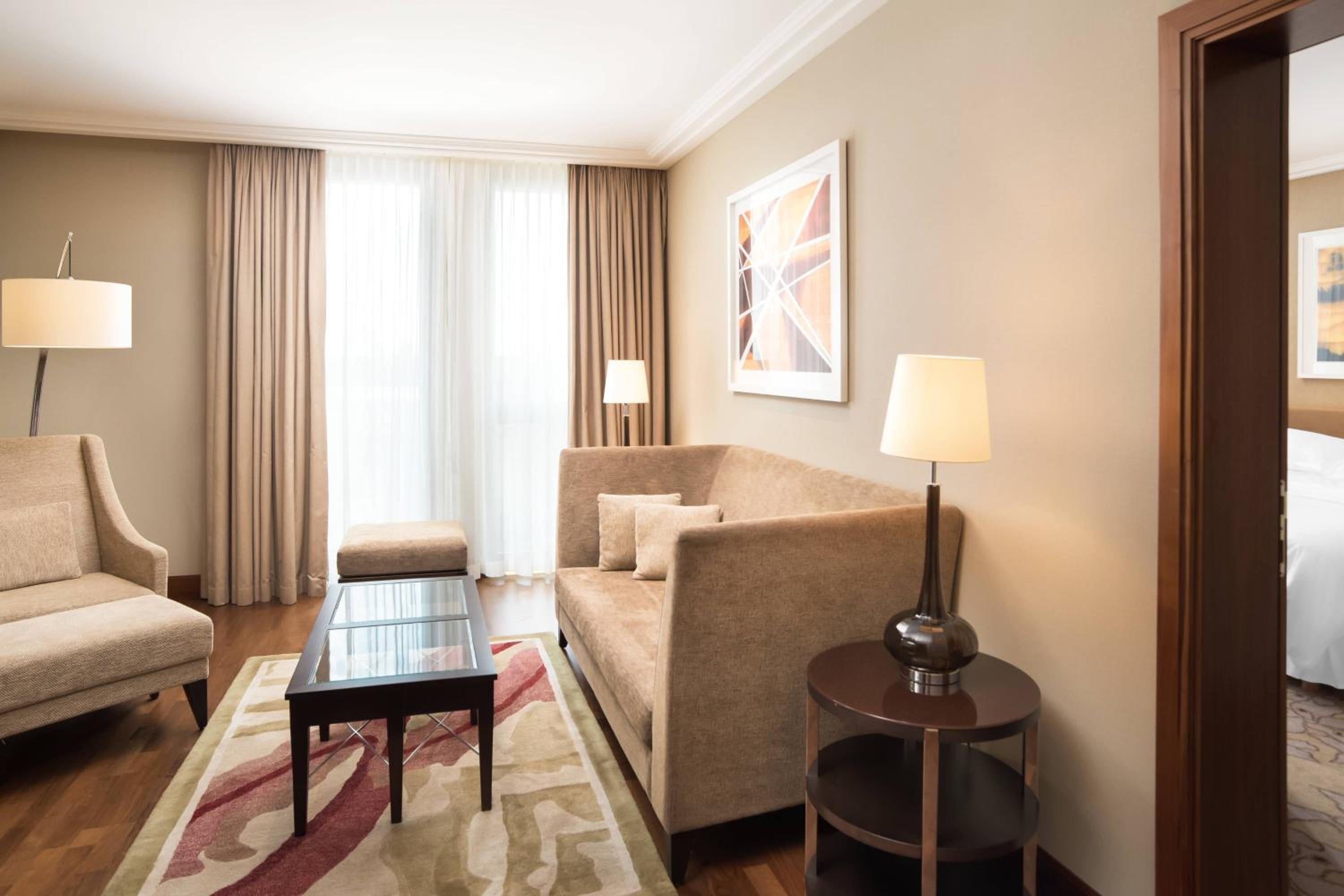 Executive Suite, Club lounge access, 1 Bedroom Suite, 1 King - Photo 3