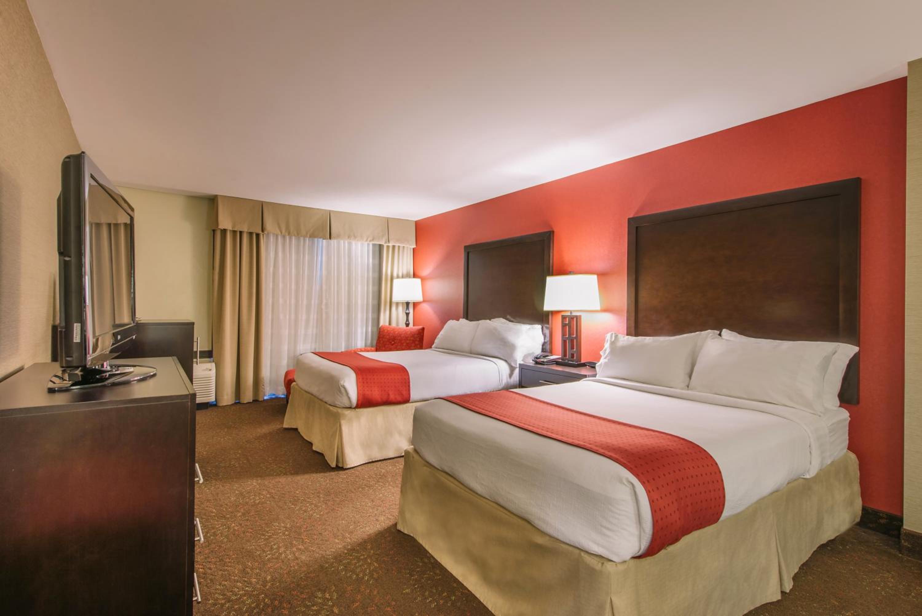 Double Room with Two Double Beds - Photo 2