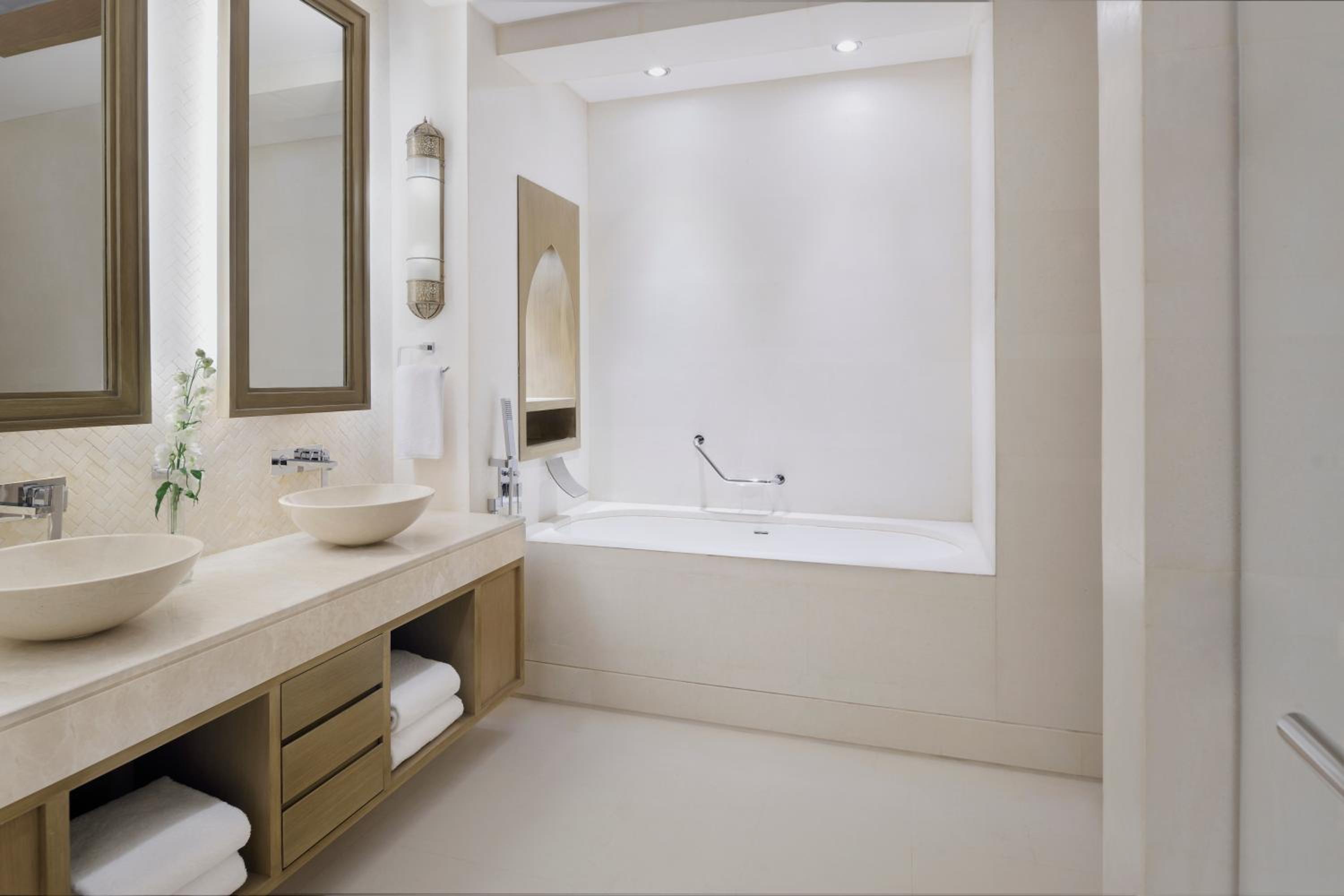 One-Bedroom King Suite with City View - Photo 3