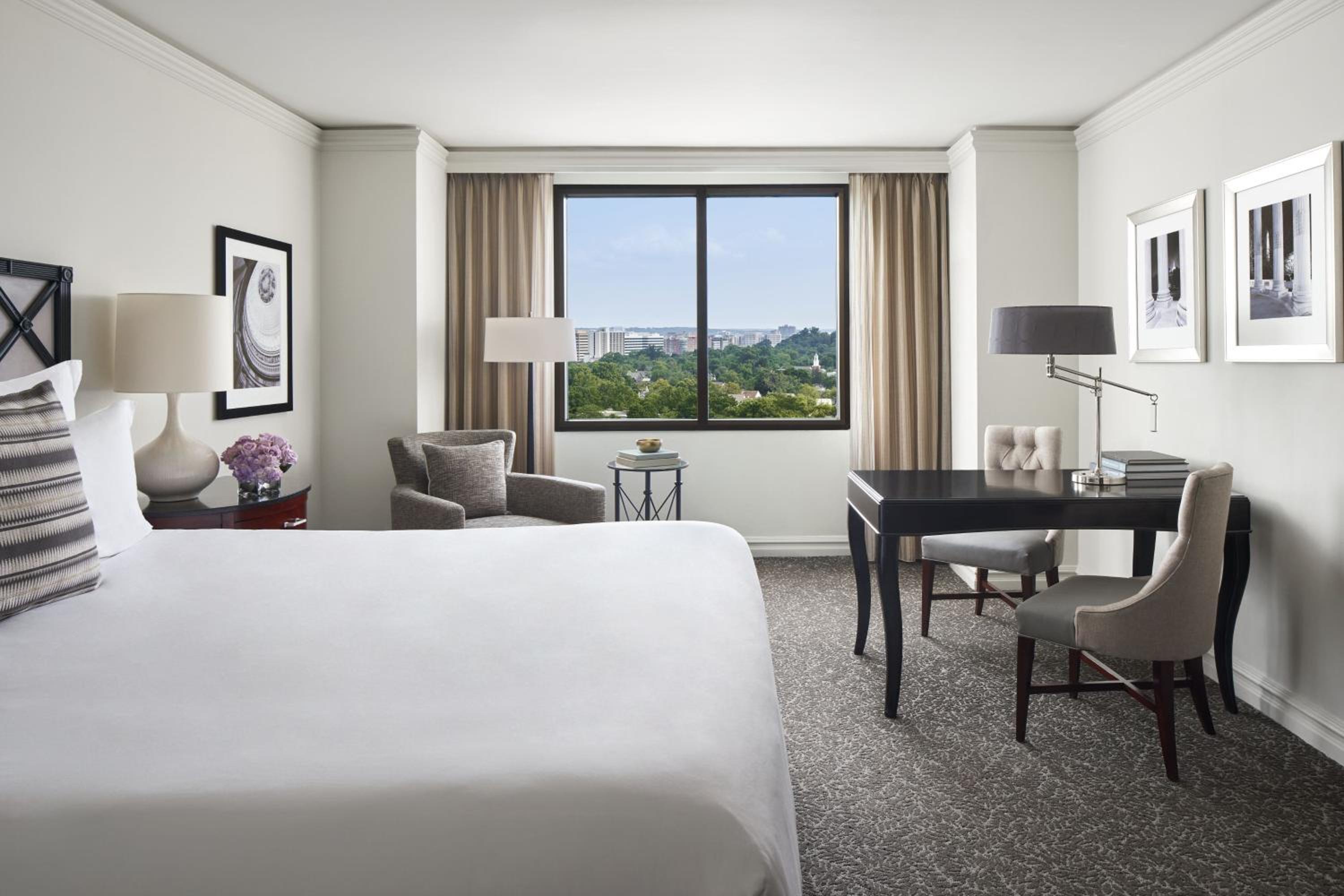 Premier, Guest room, 1 King, High floor - Photo 1