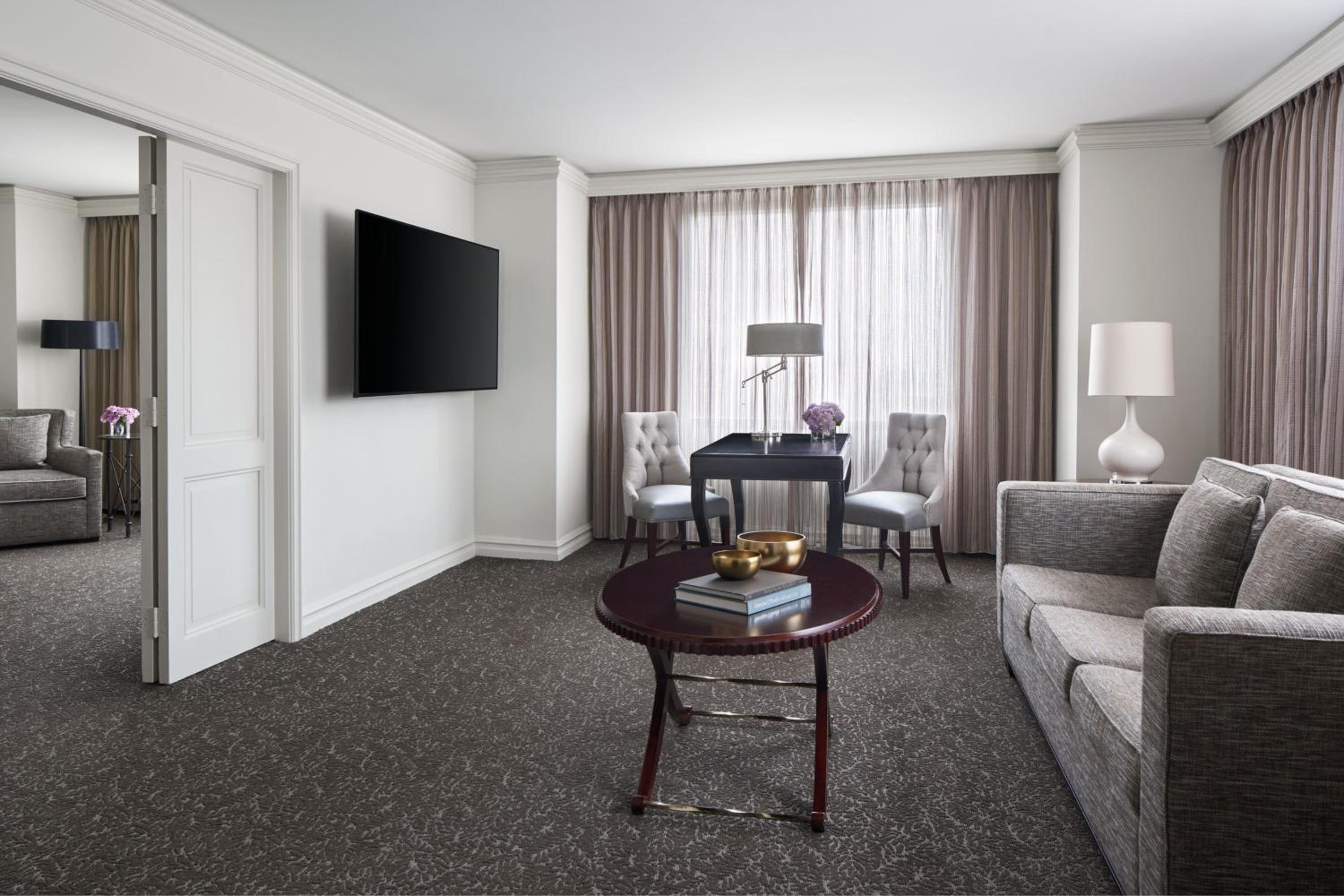 1 Bedroom Executive Suite, 1 King, Sofa bed - Photo 1