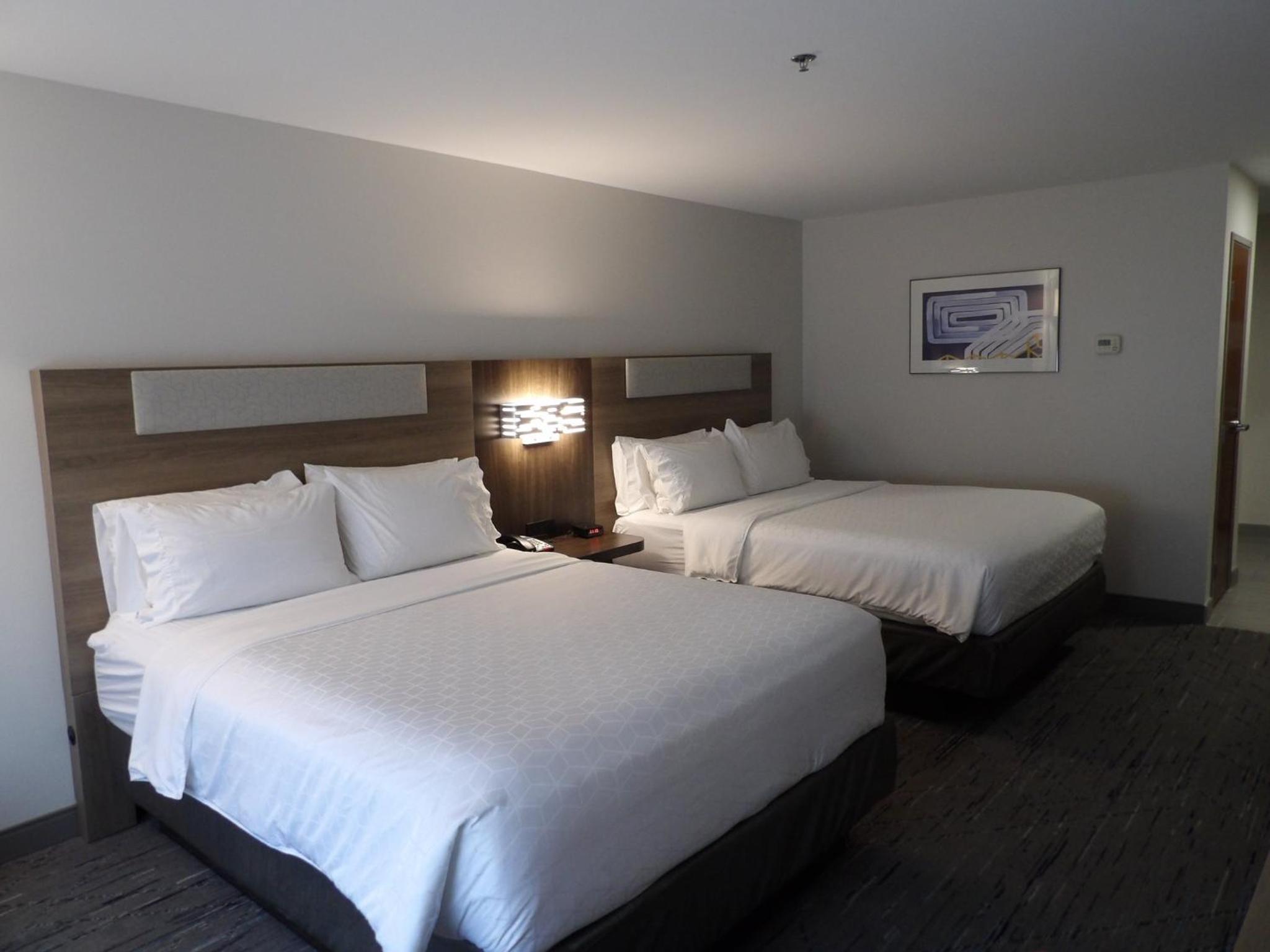 Standard Queen Room with Two Queen Beds - Photo 2
