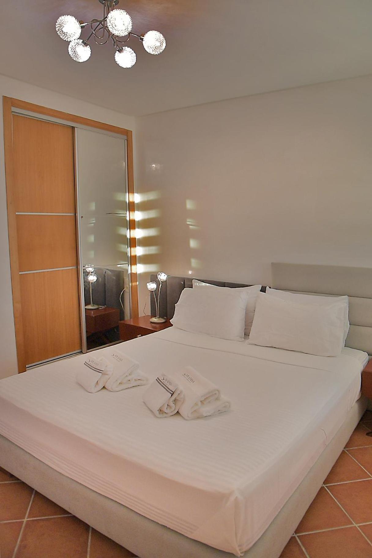 Apartment with Pool View  - Photo 13