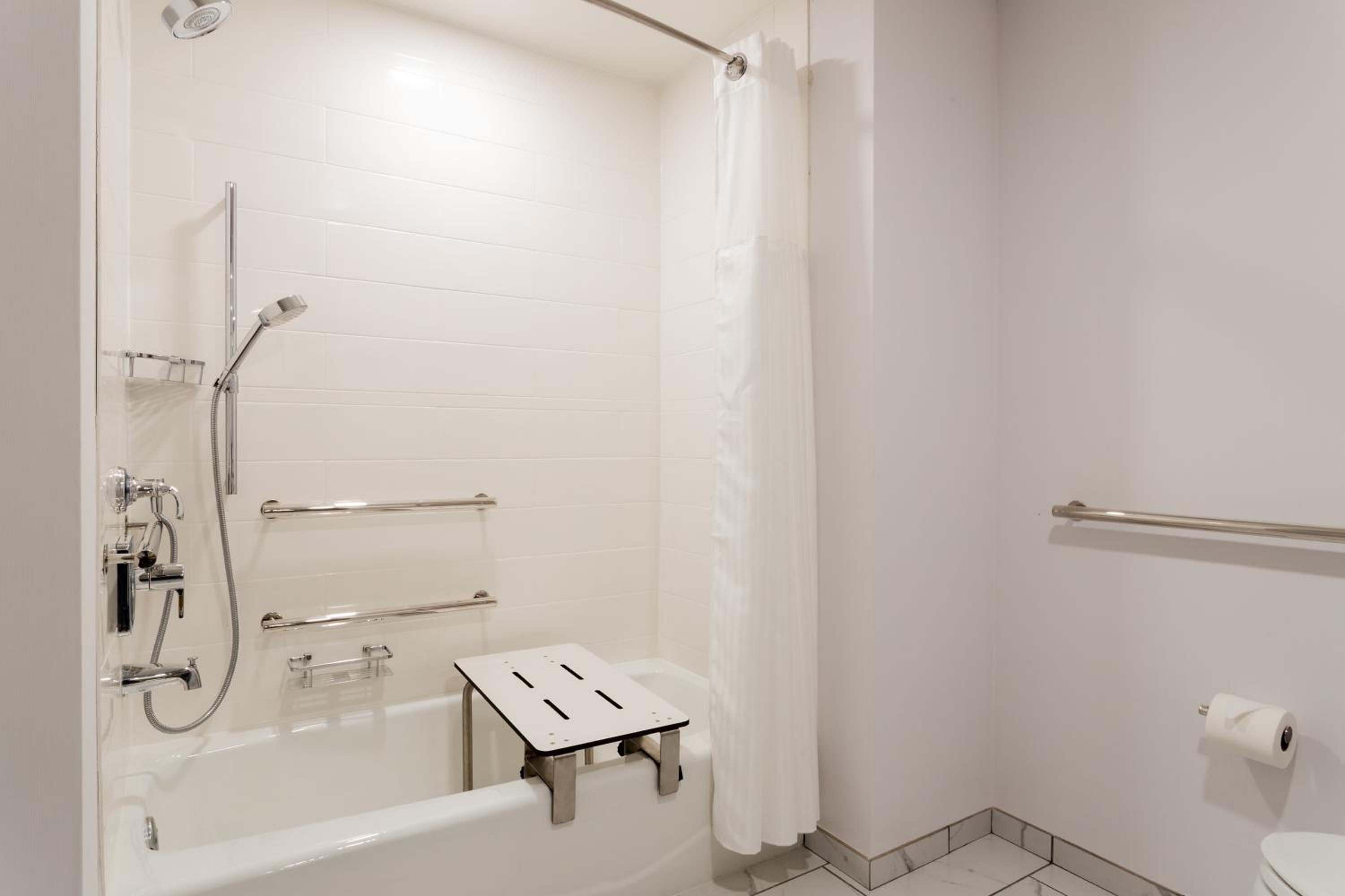 King Room with Tub - Mobility and Hearing Access - Photo 4