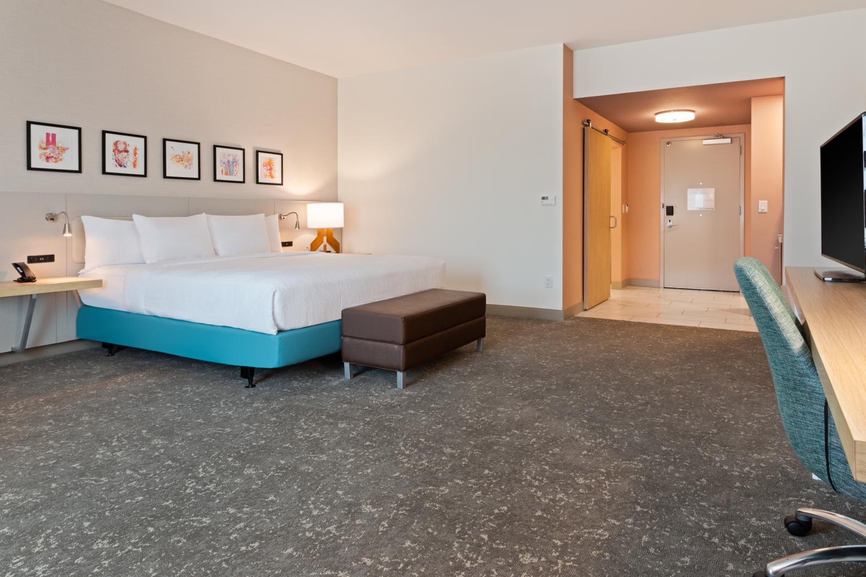 King Room with Tub - Mobility and Hearing Access - Photo 3