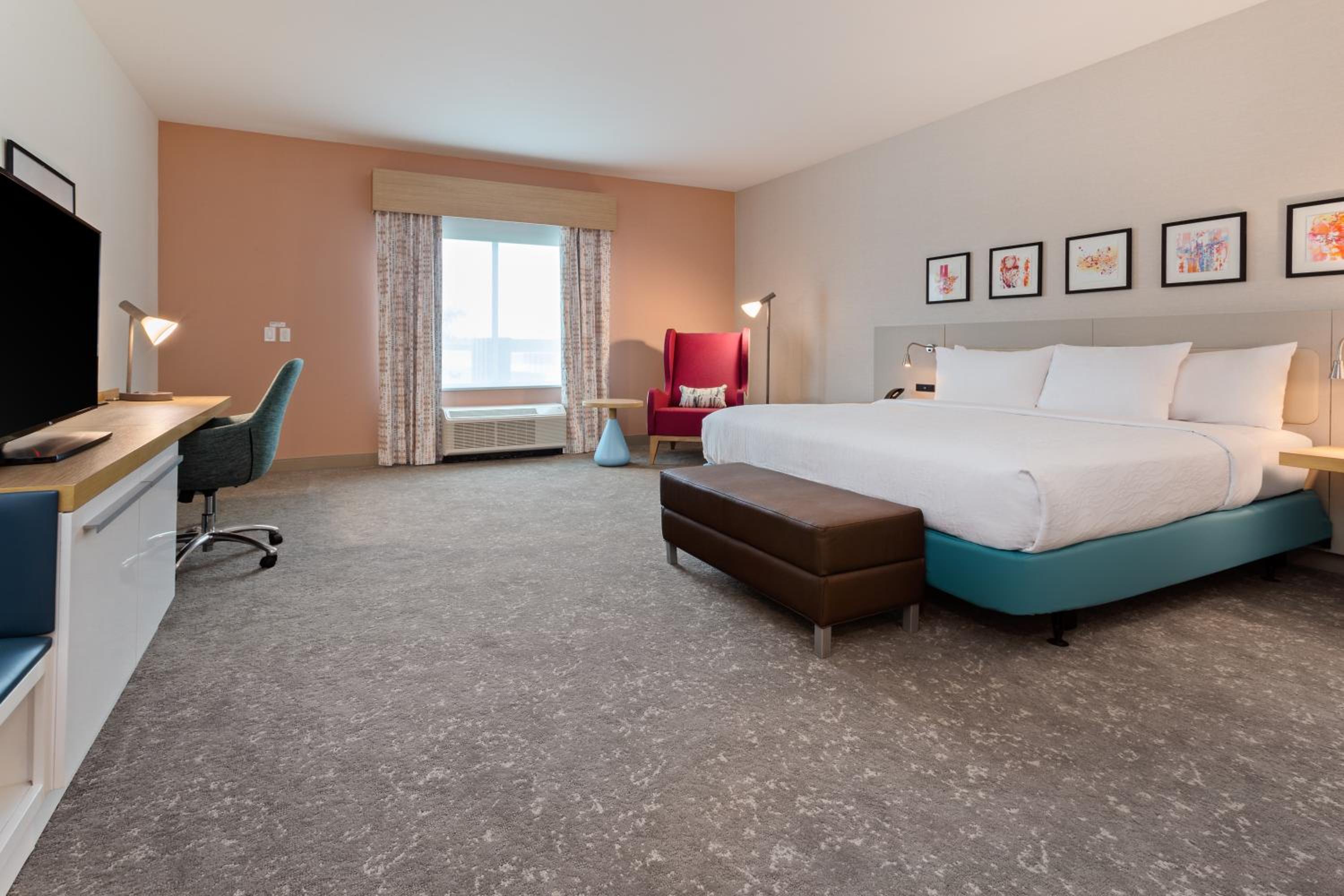 King Room with Tub - Mobility and Hearing Access - Photo 2