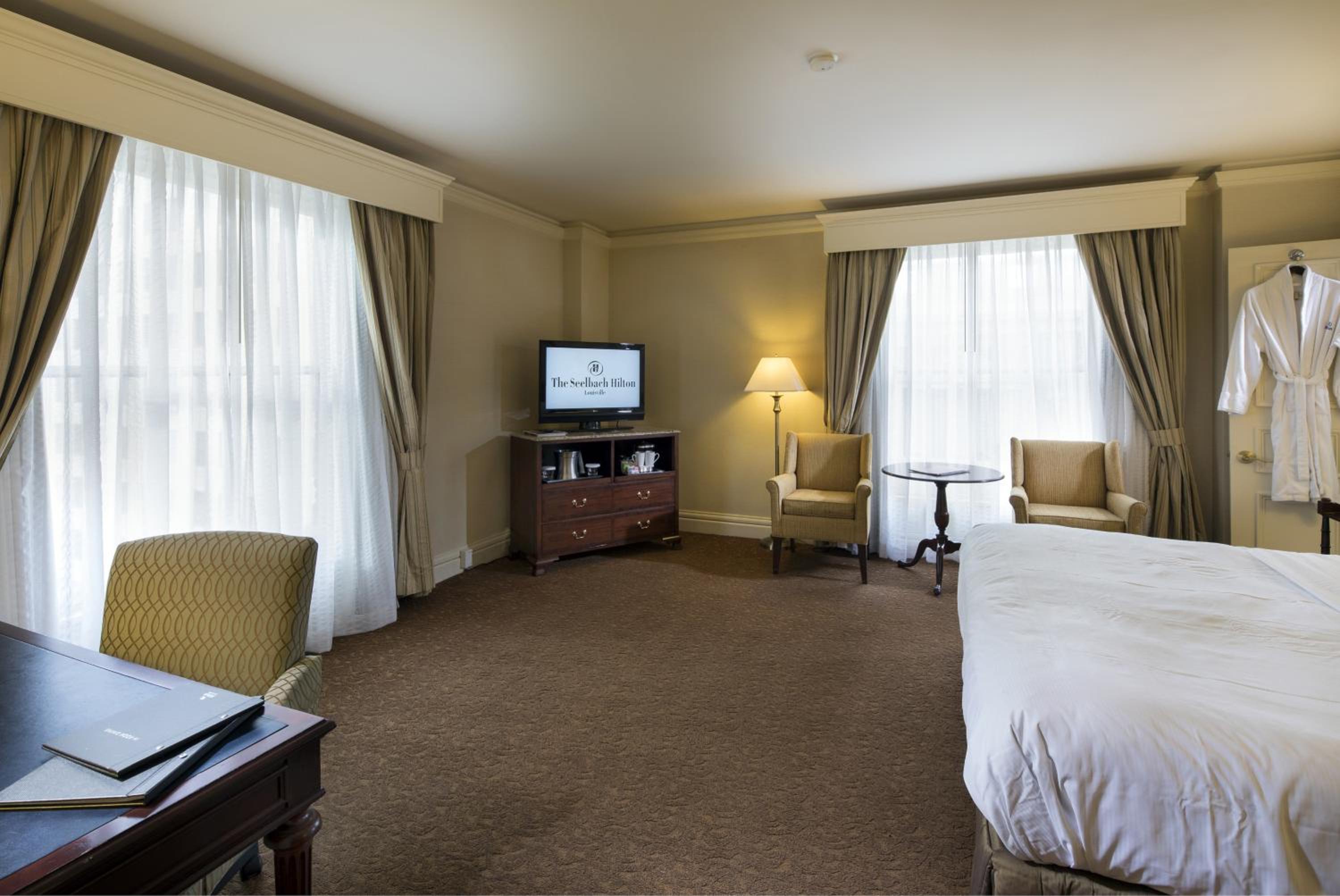 Junior Queen Suite - Photo 3