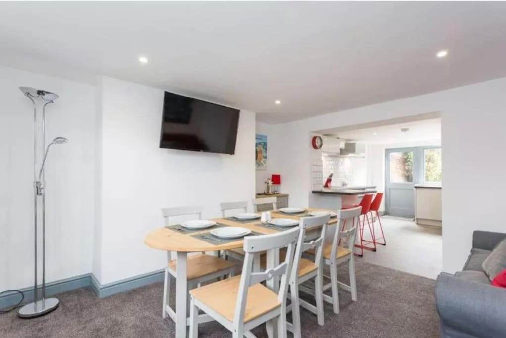 Four-Bedroom House photo 2