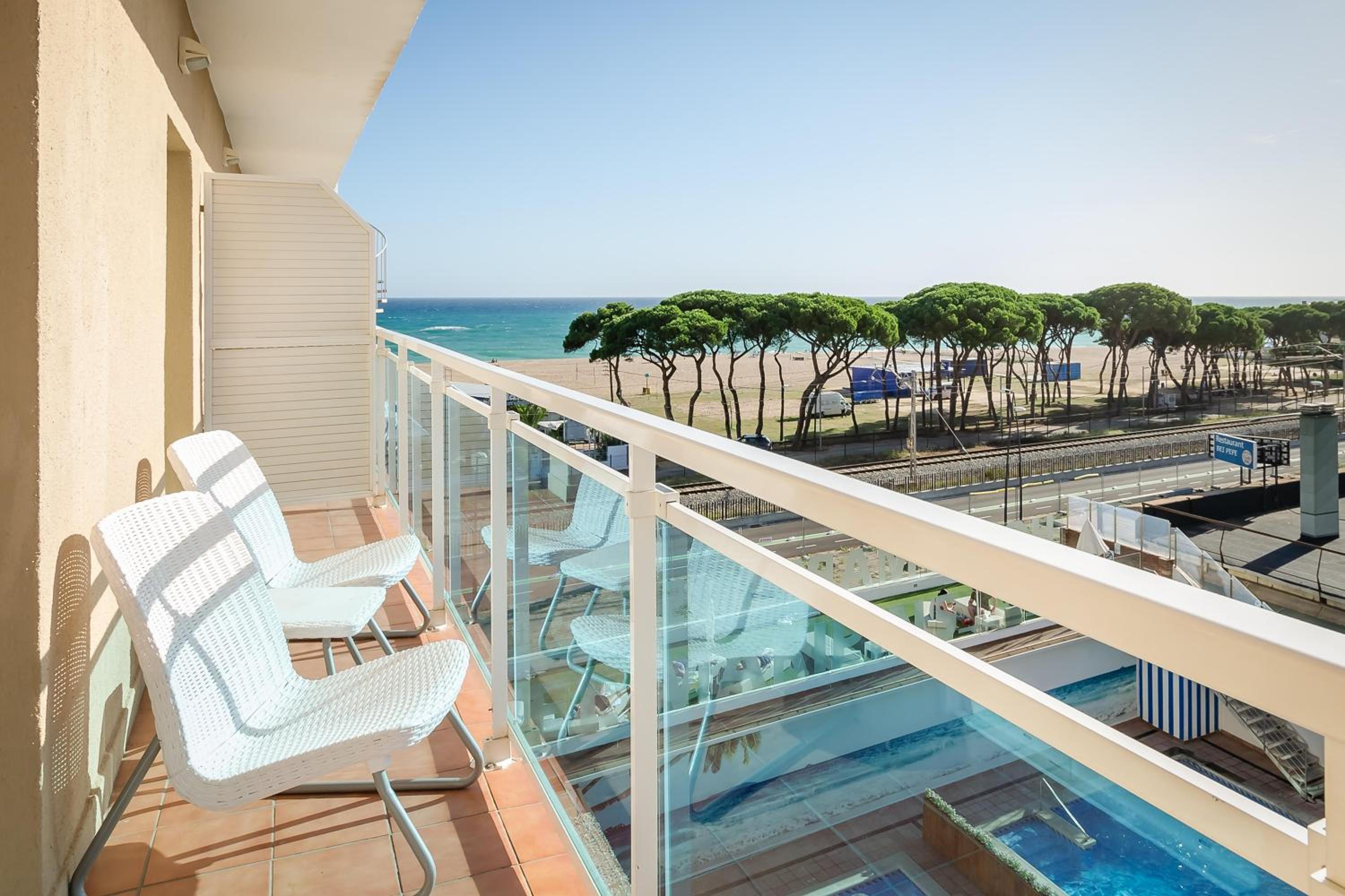 Double Room with Pool View - Photo 8