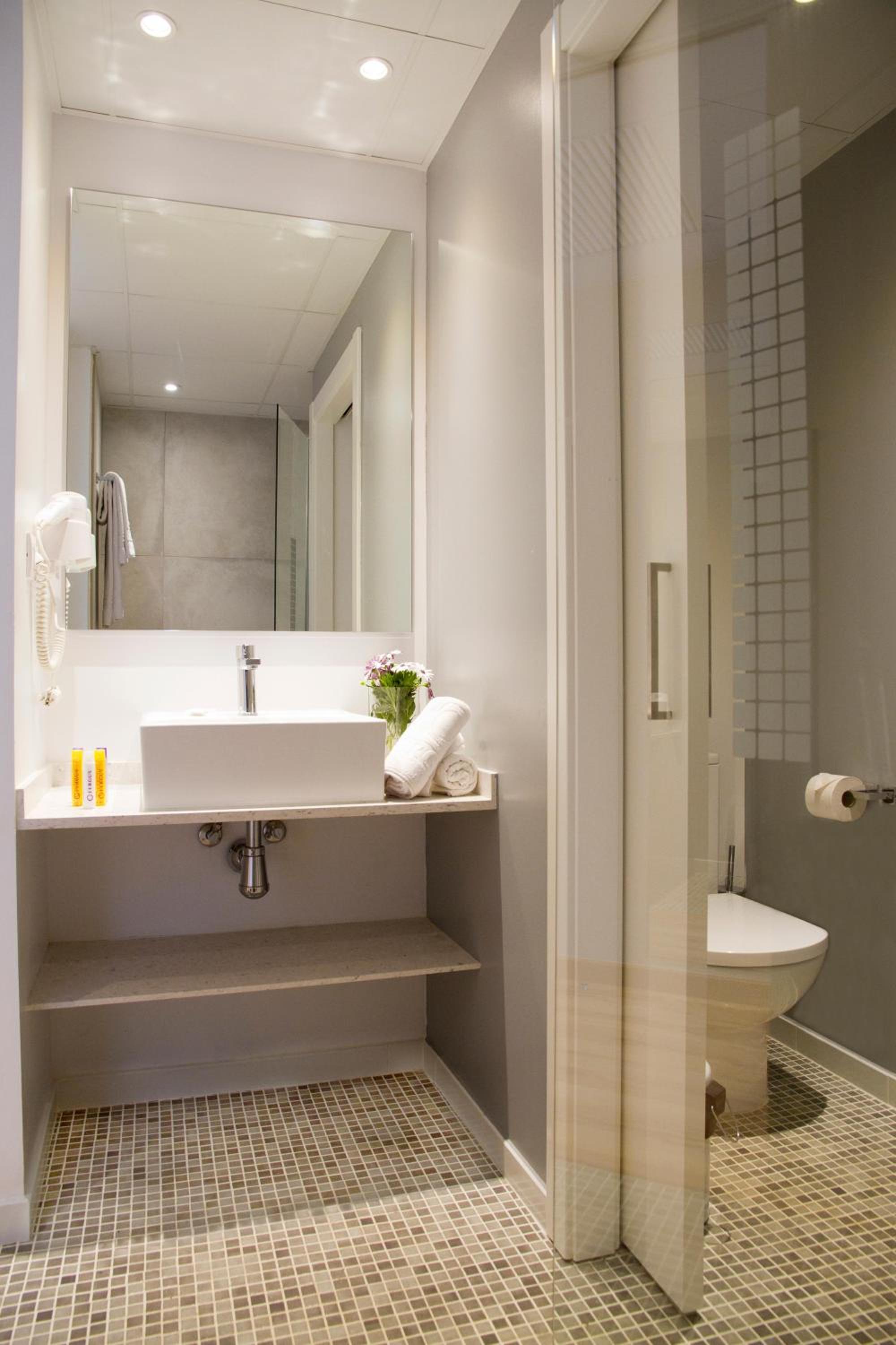 Double or Twin Room - Photo 8