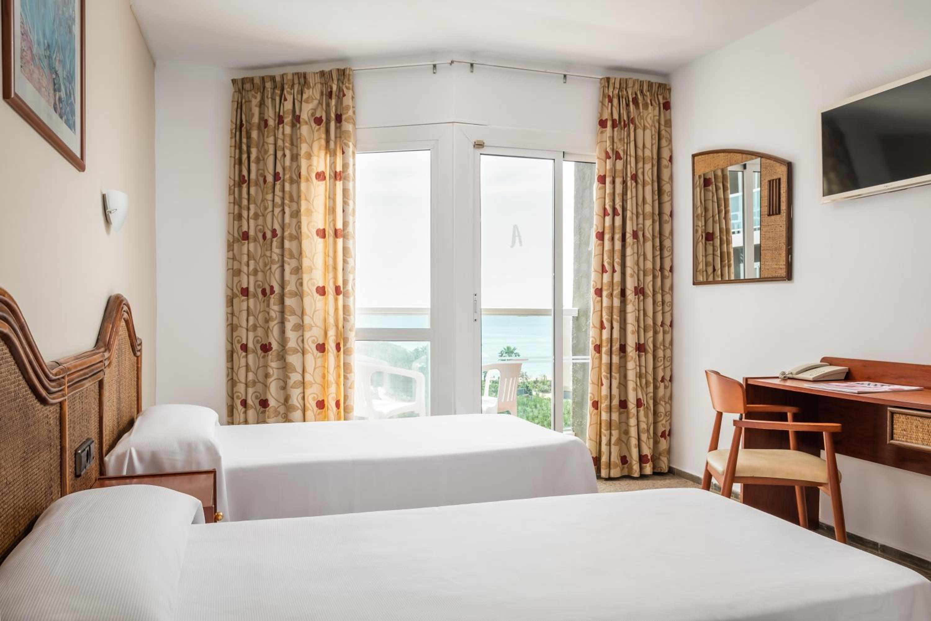 Double or Twin Room - Photo 6