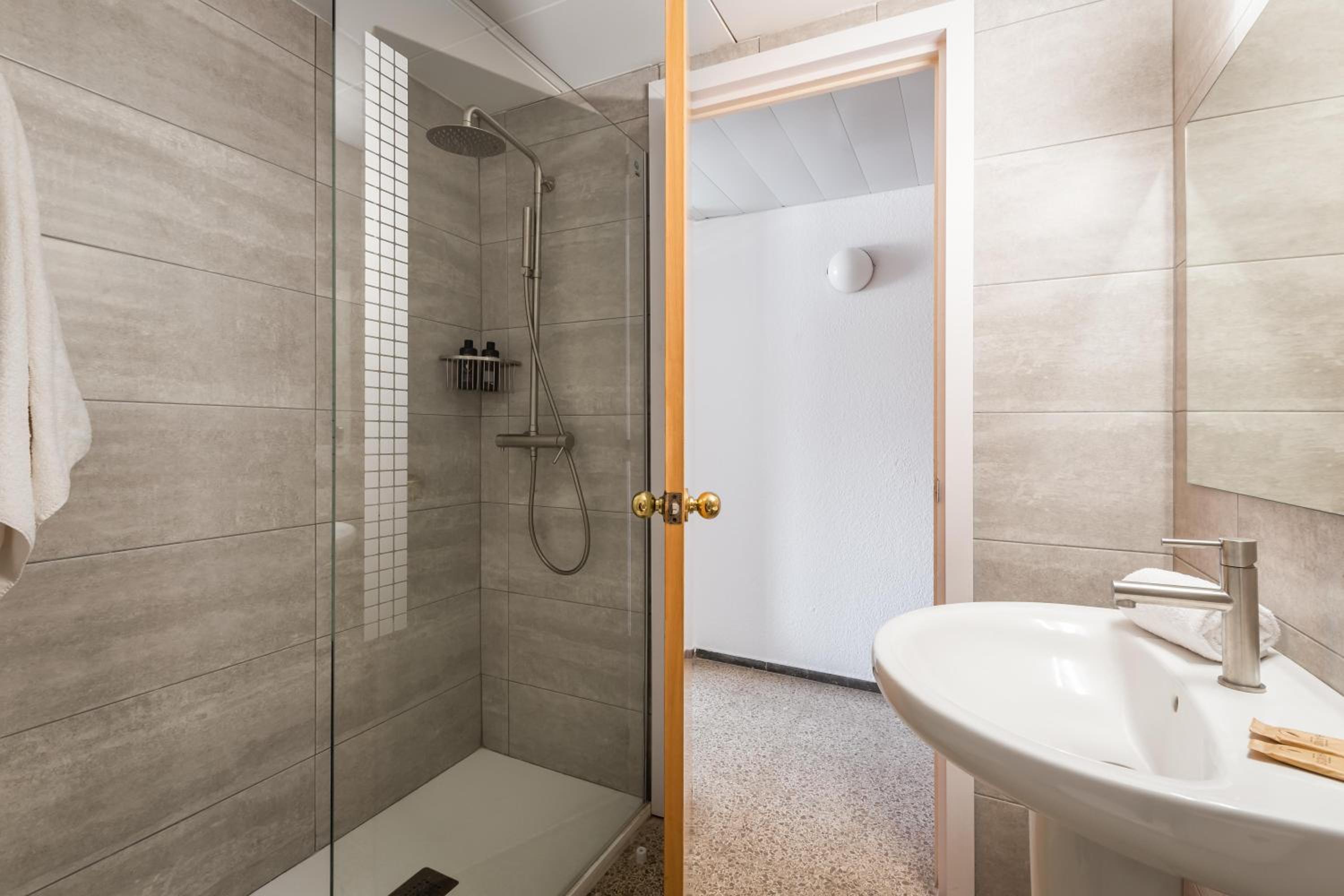 Double or Twin Room - Photo 7