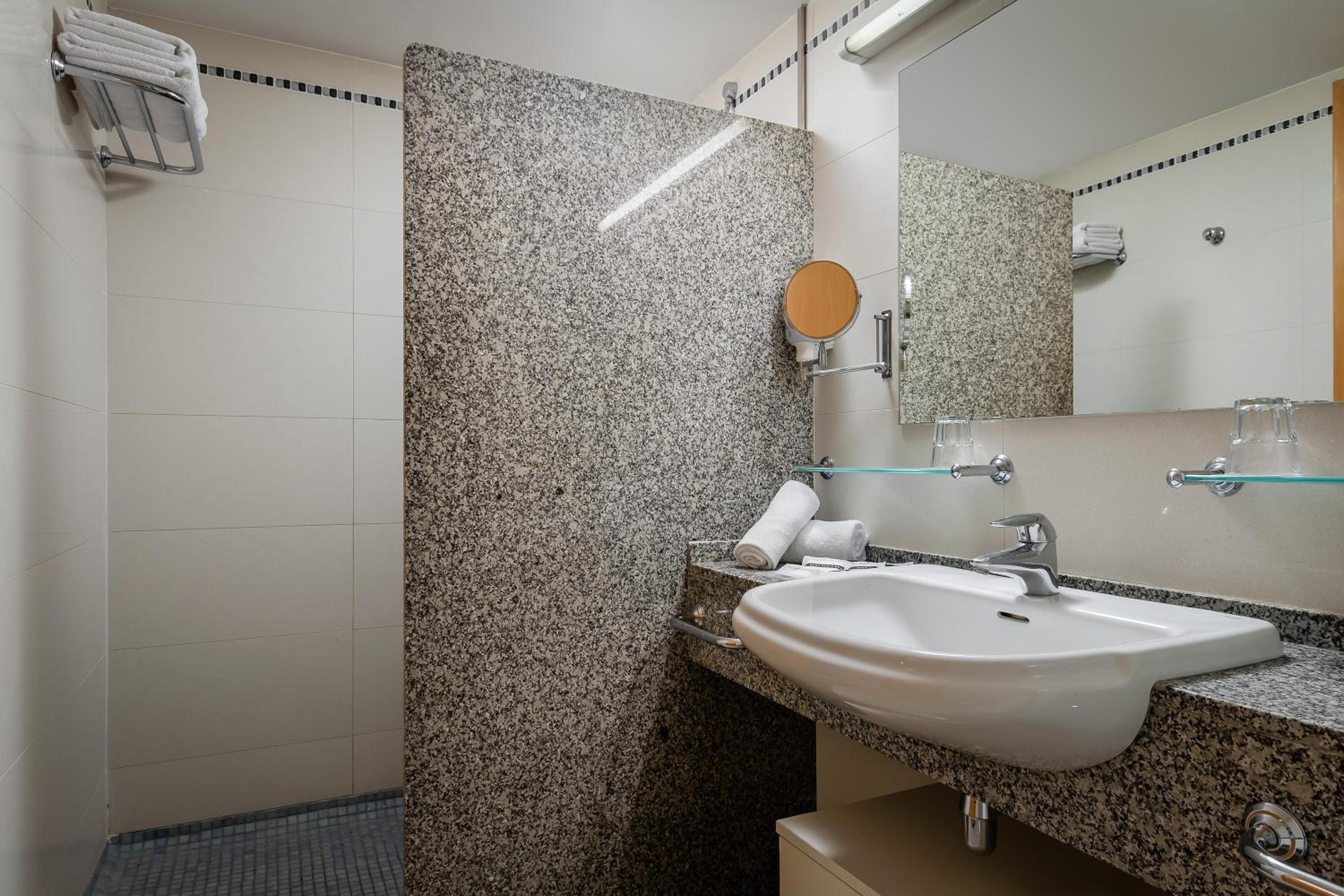Standard Double Room - Photo 4