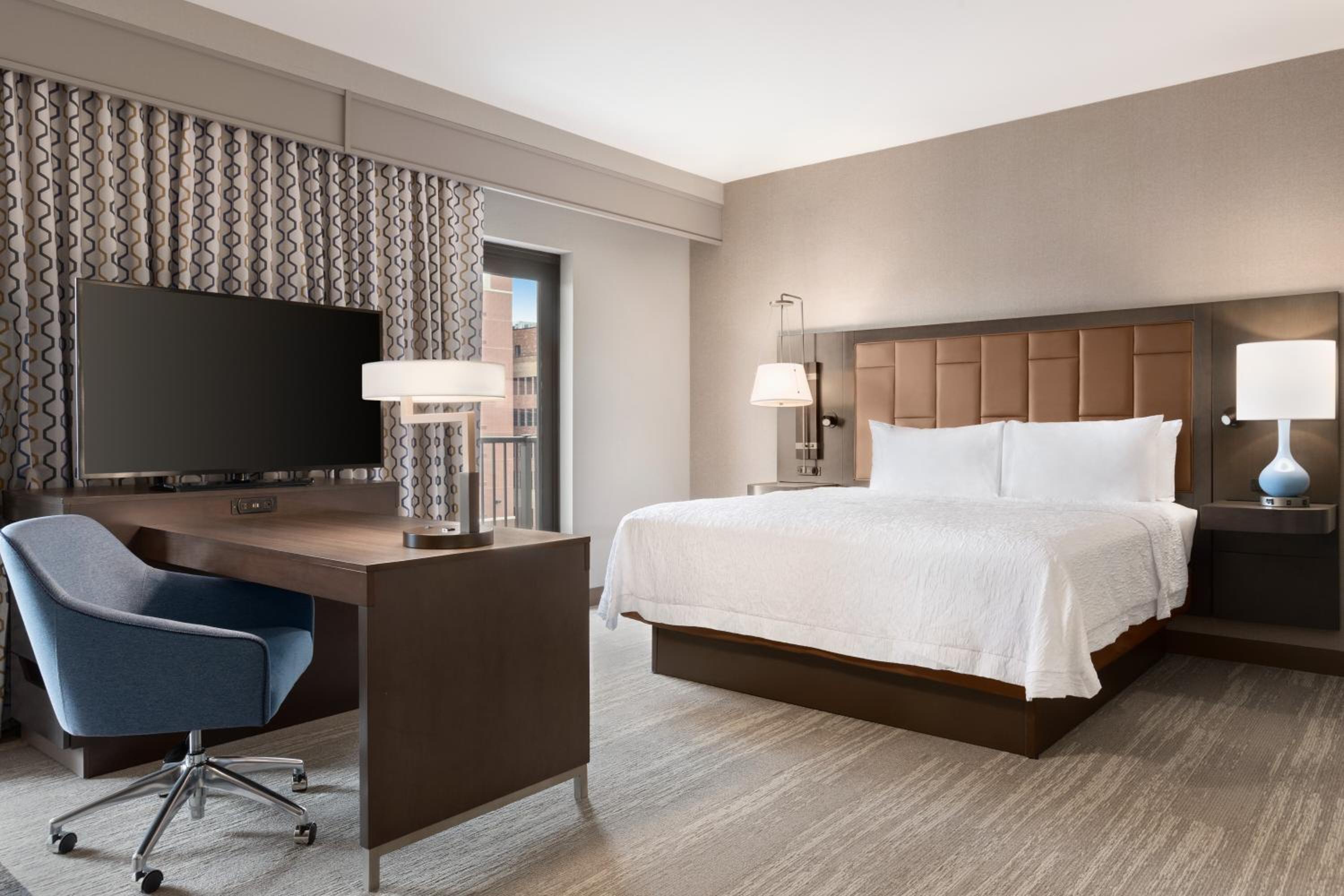 King Studio Suite w/ Balcony - Photo 1