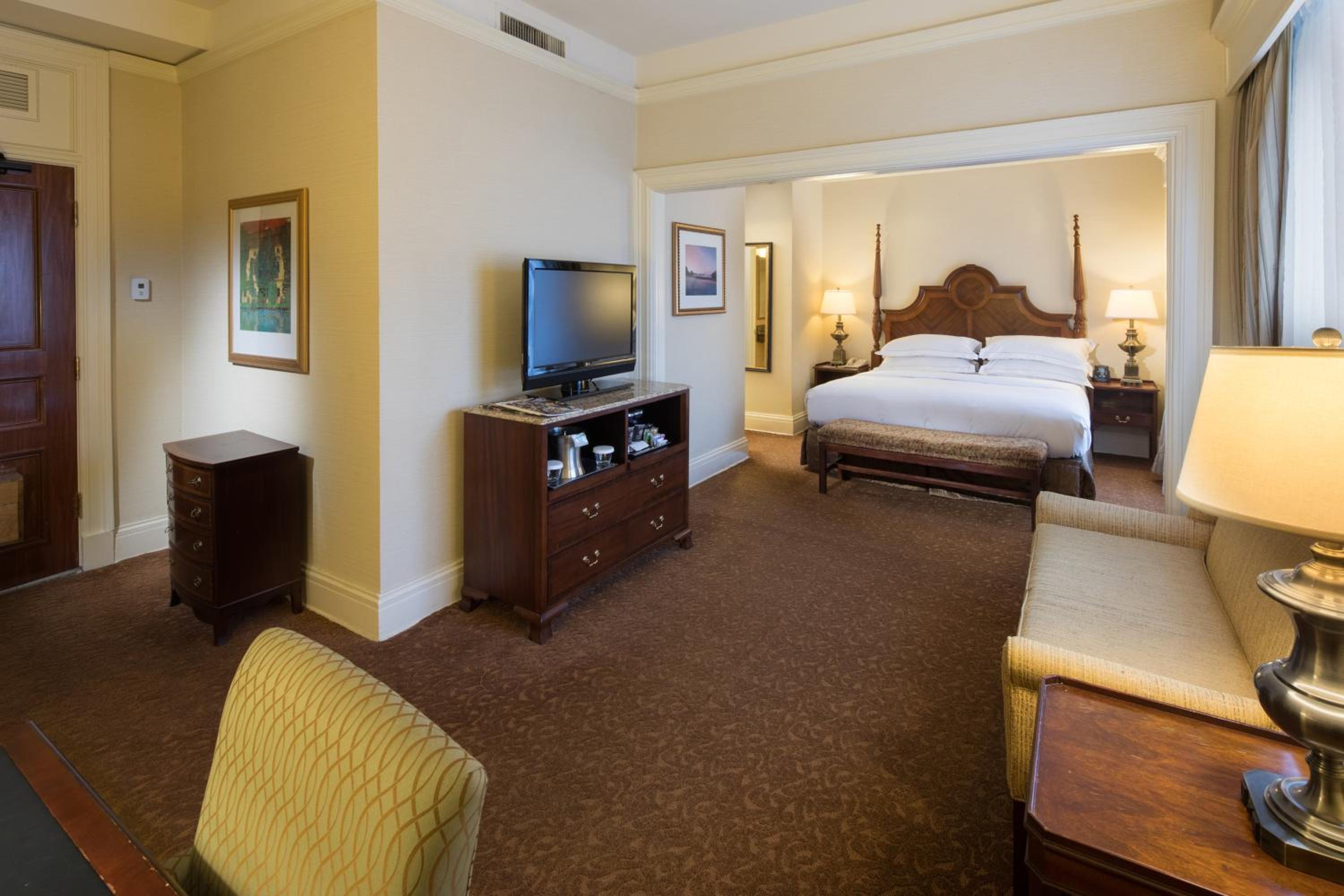 Junior King Suite with Seating Area photo 2