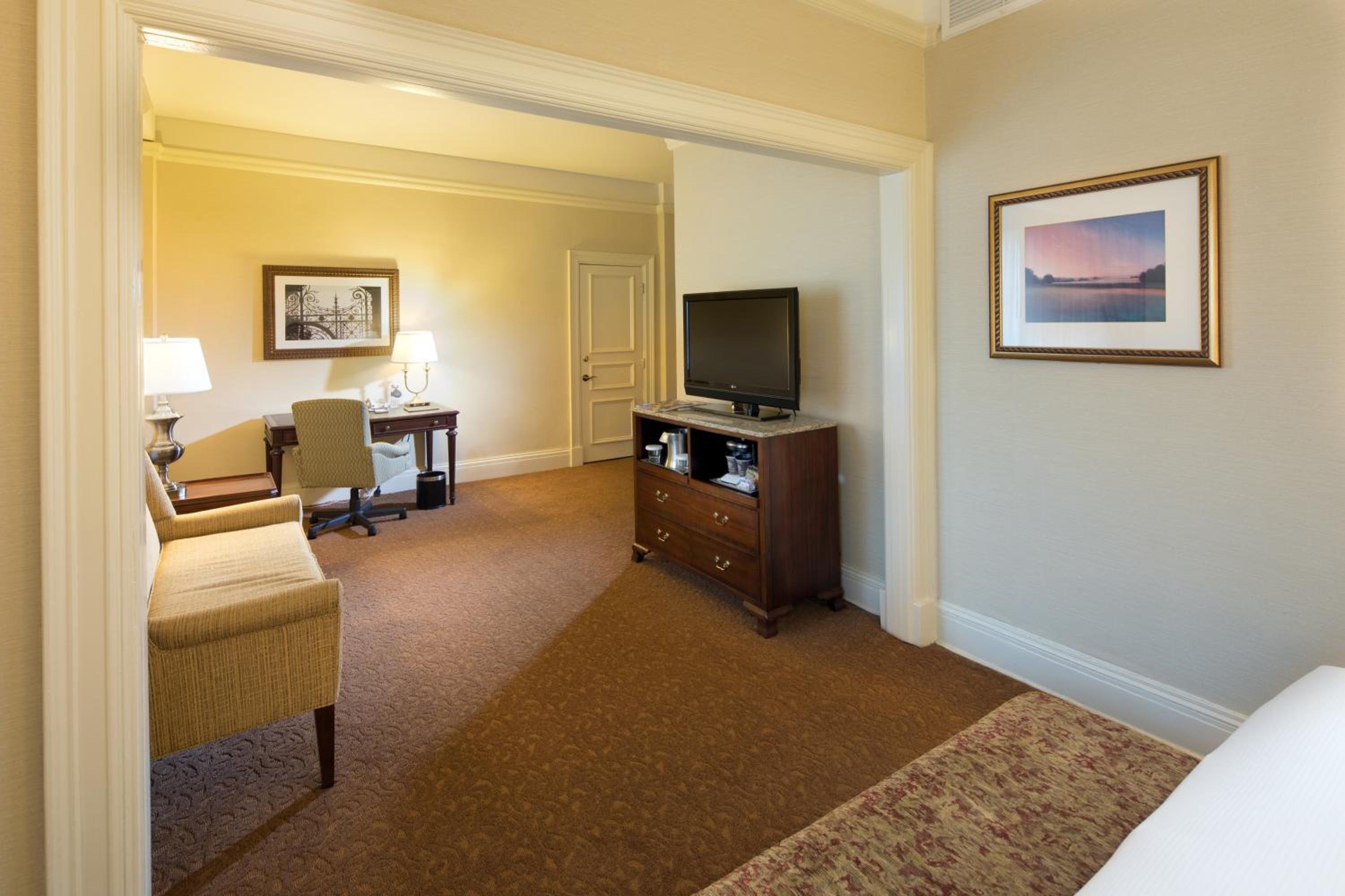 Junior King Suite with Seating Area photo 3