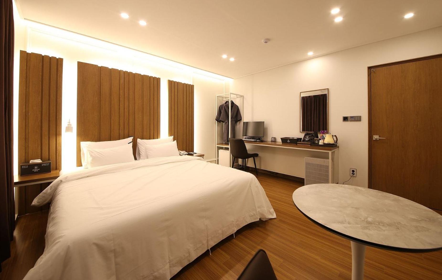 Standard King Room - Photo 1