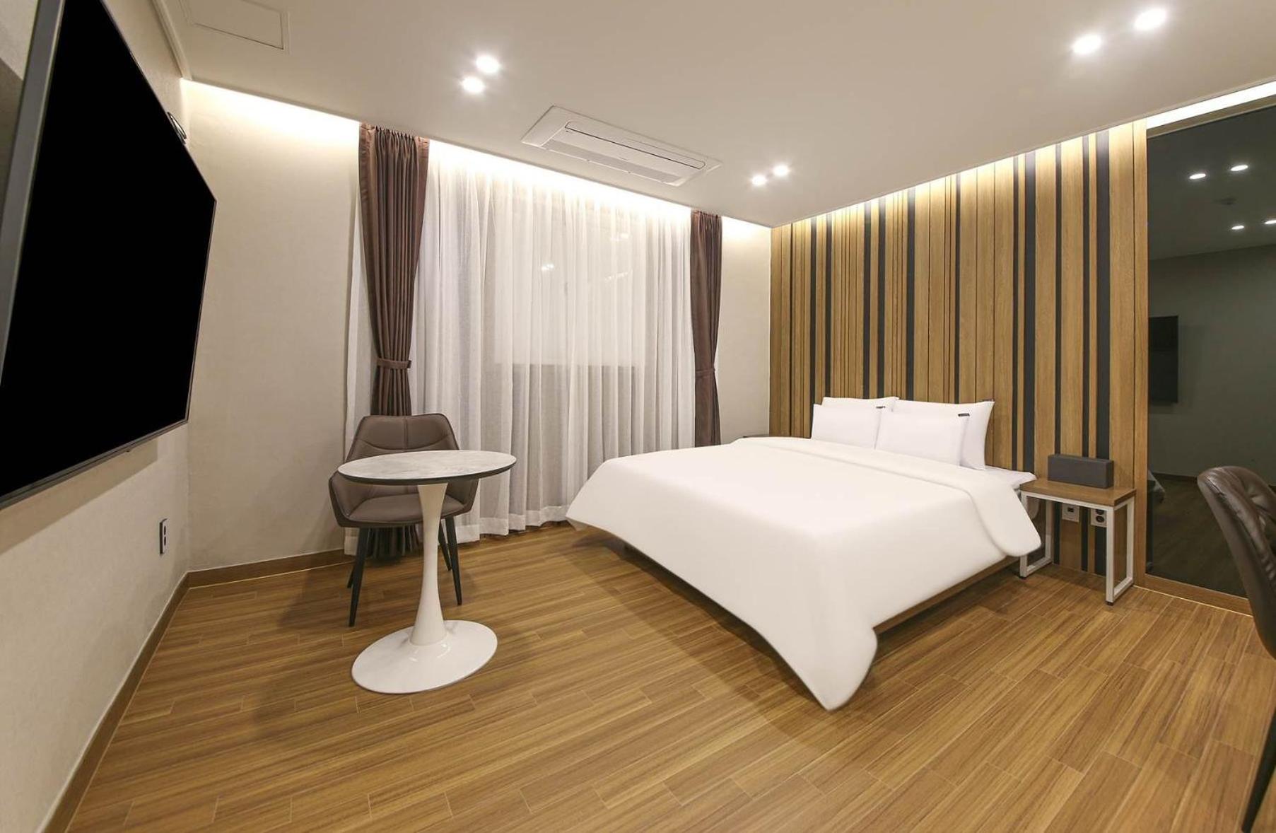 Standard King Room - Photo 8