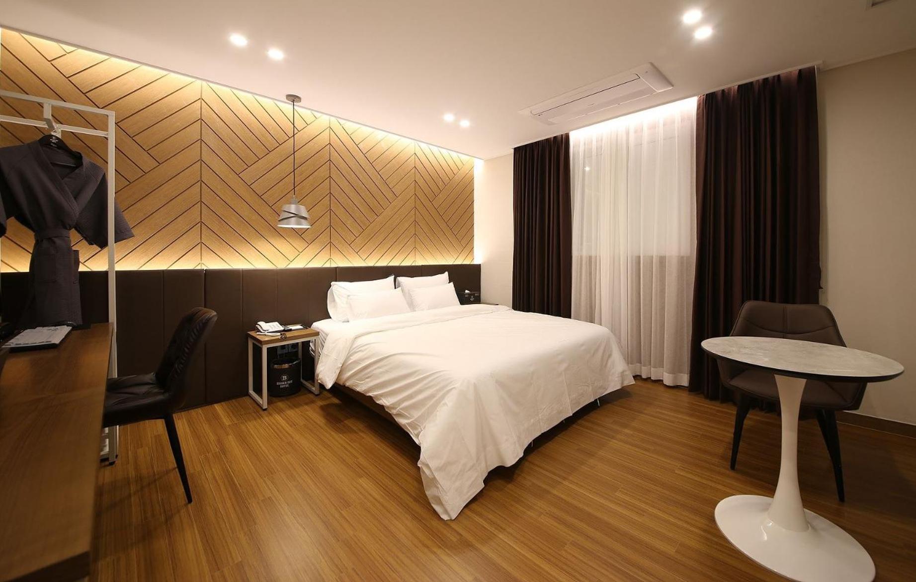 Standard King Room - Photo 7