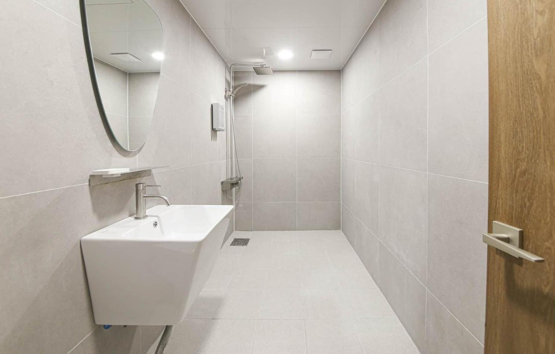 Standard King Room - Photo 12