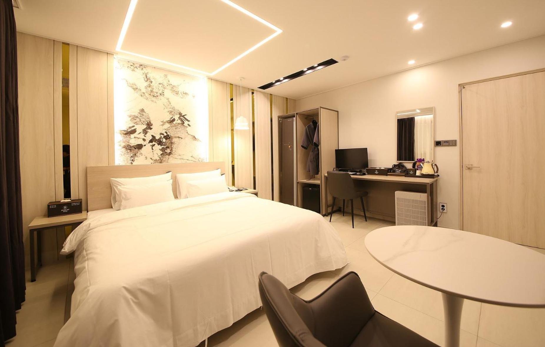 Deluxe King Room - Photo 1