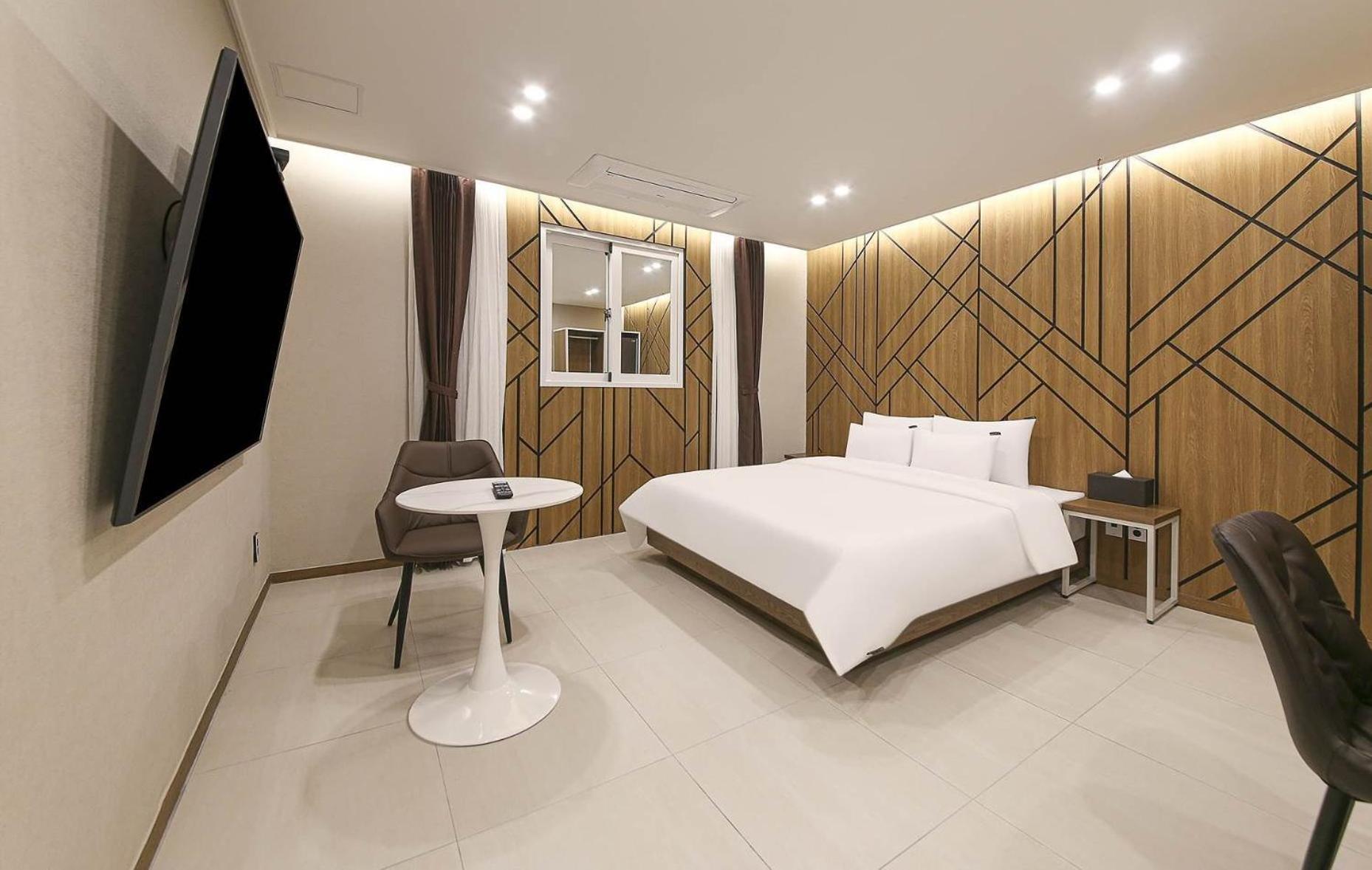 Deluxe King Room - Photo 8