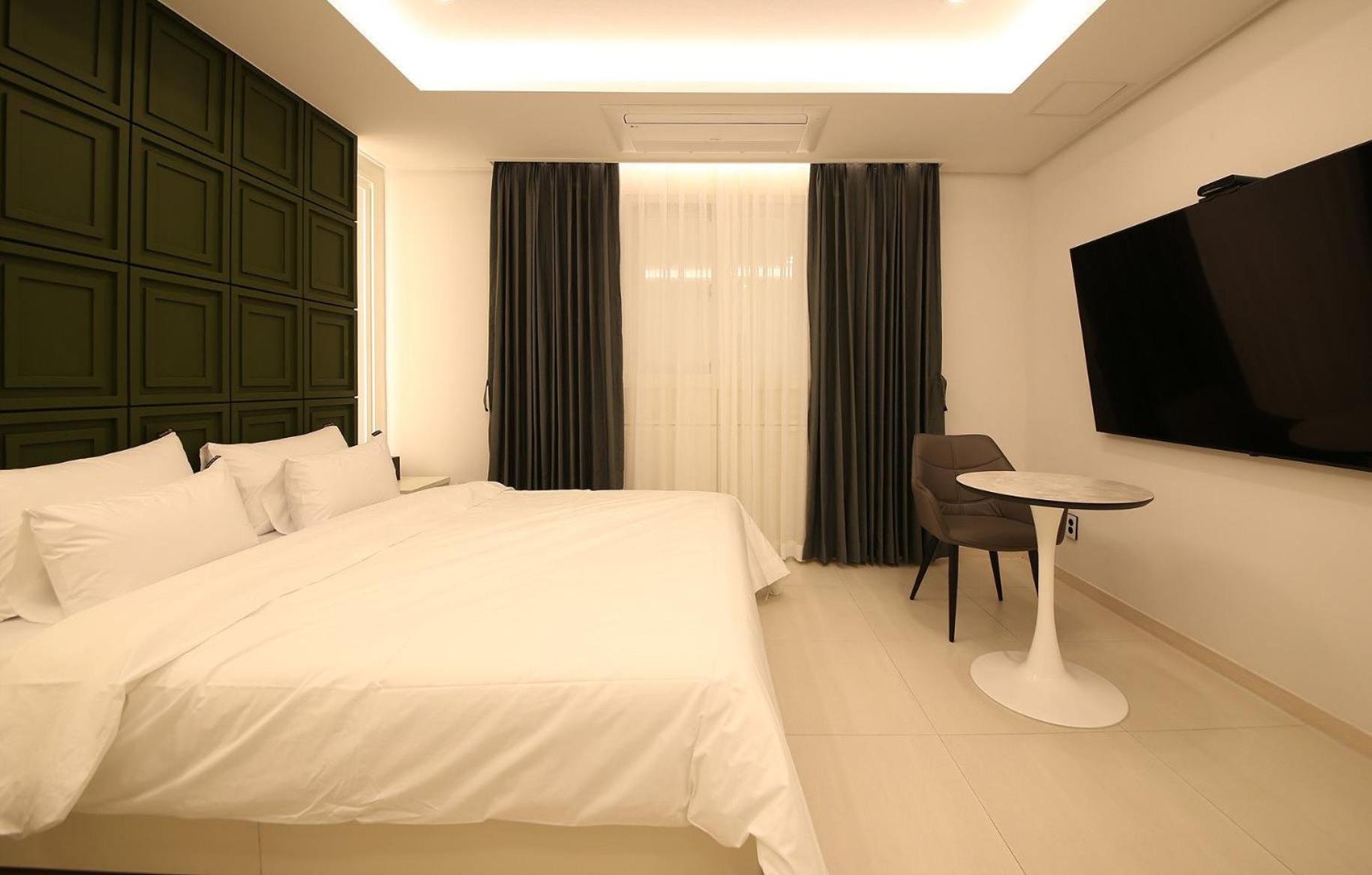 Deluxe King Room - Photo 7