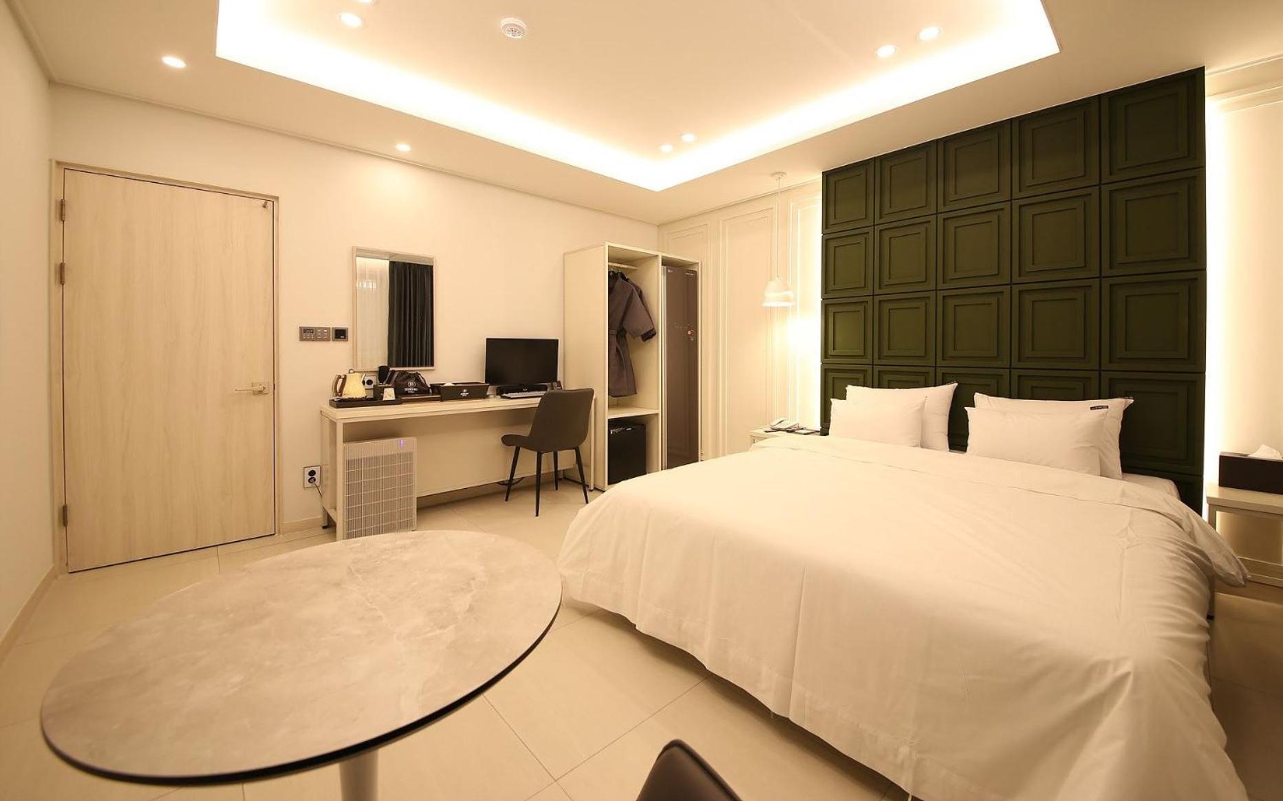 Deluxe King Room - Photo 6