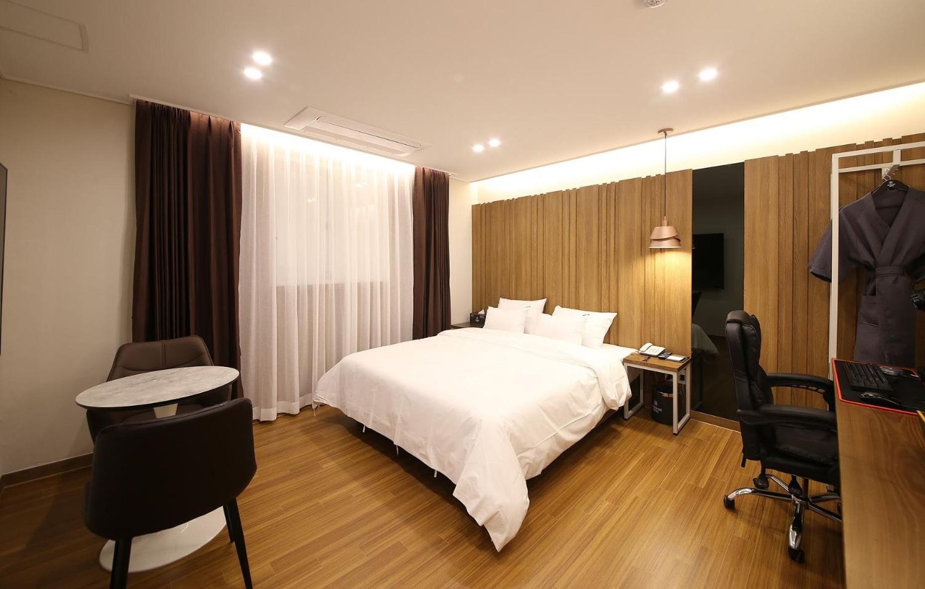 Superior King Room - Photo 10
