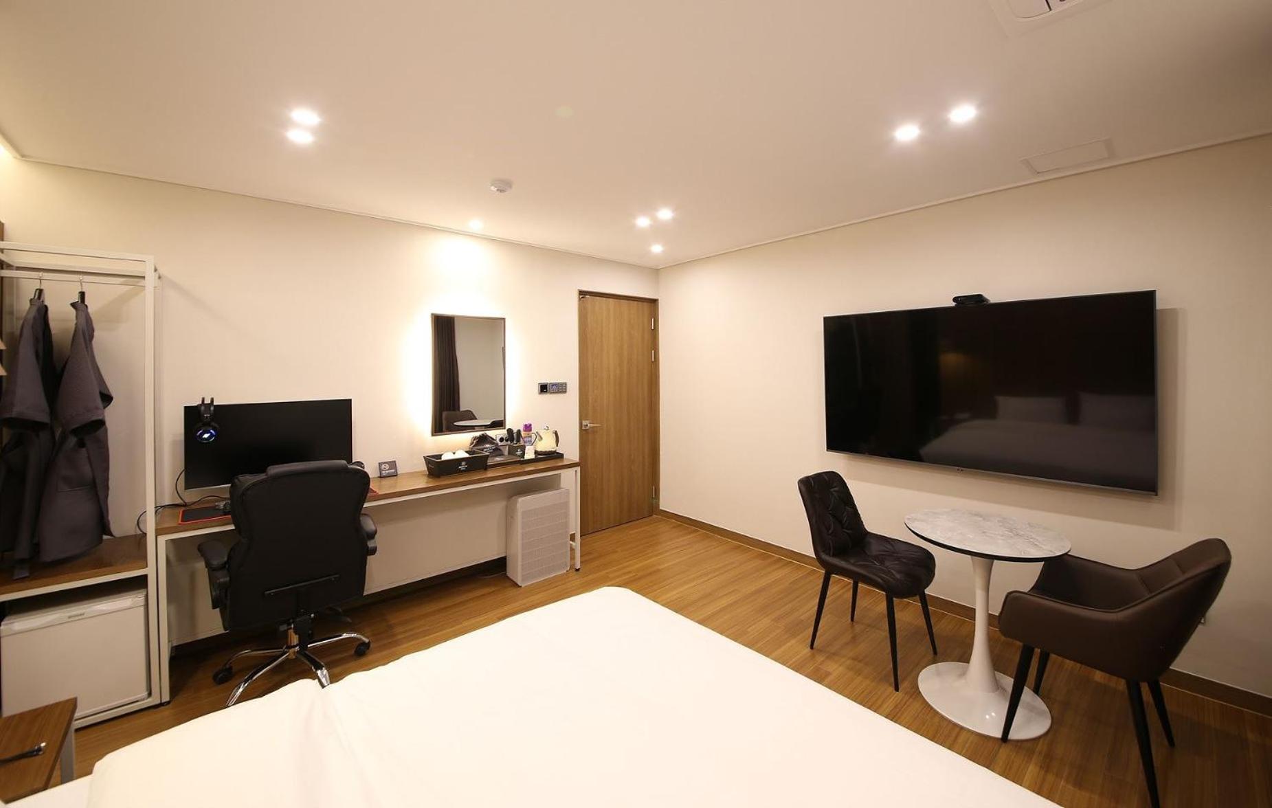 Superior King Room - Photo 8