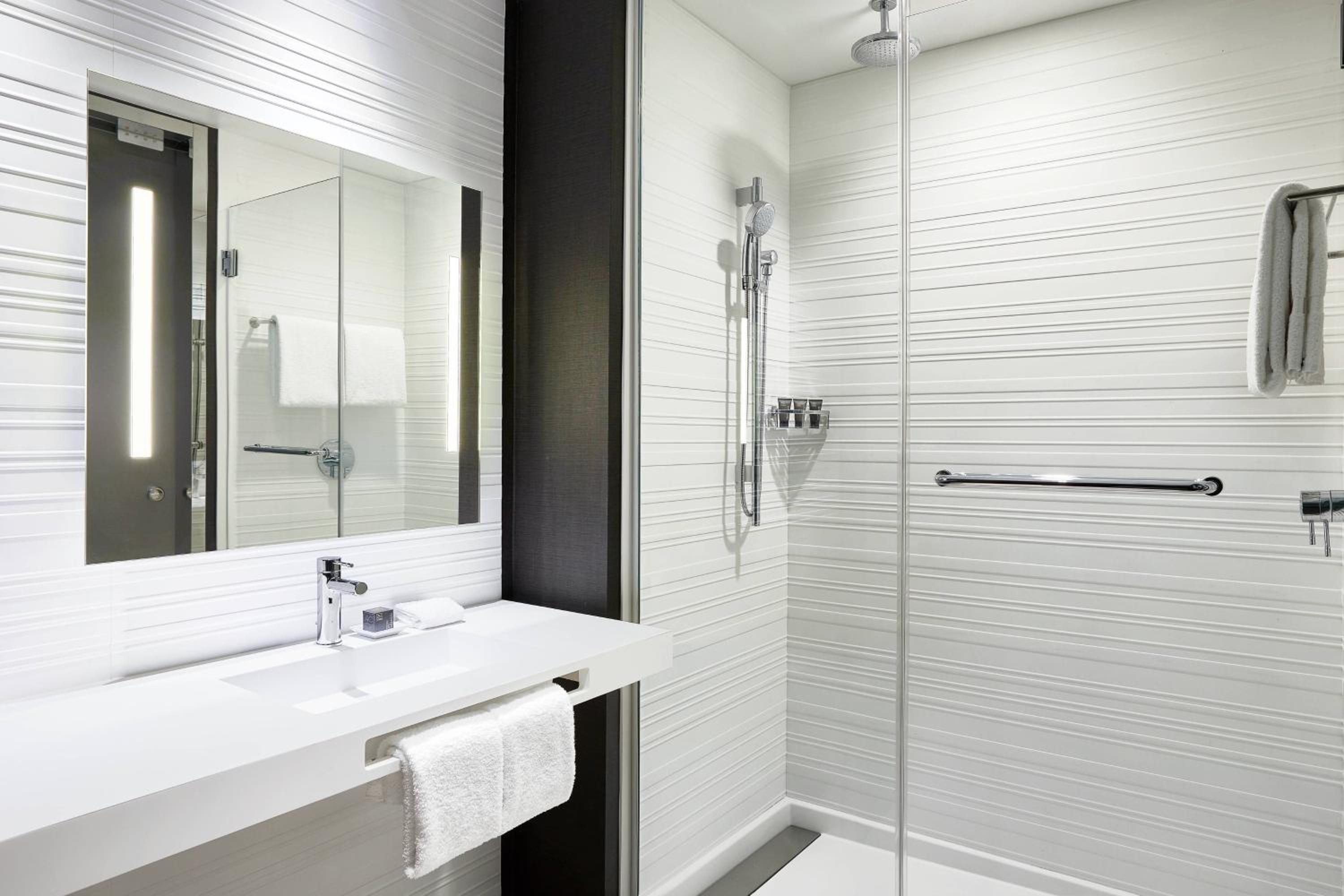 King Room with Bathtub - Mobility Access/Hearing Accessible photo 2