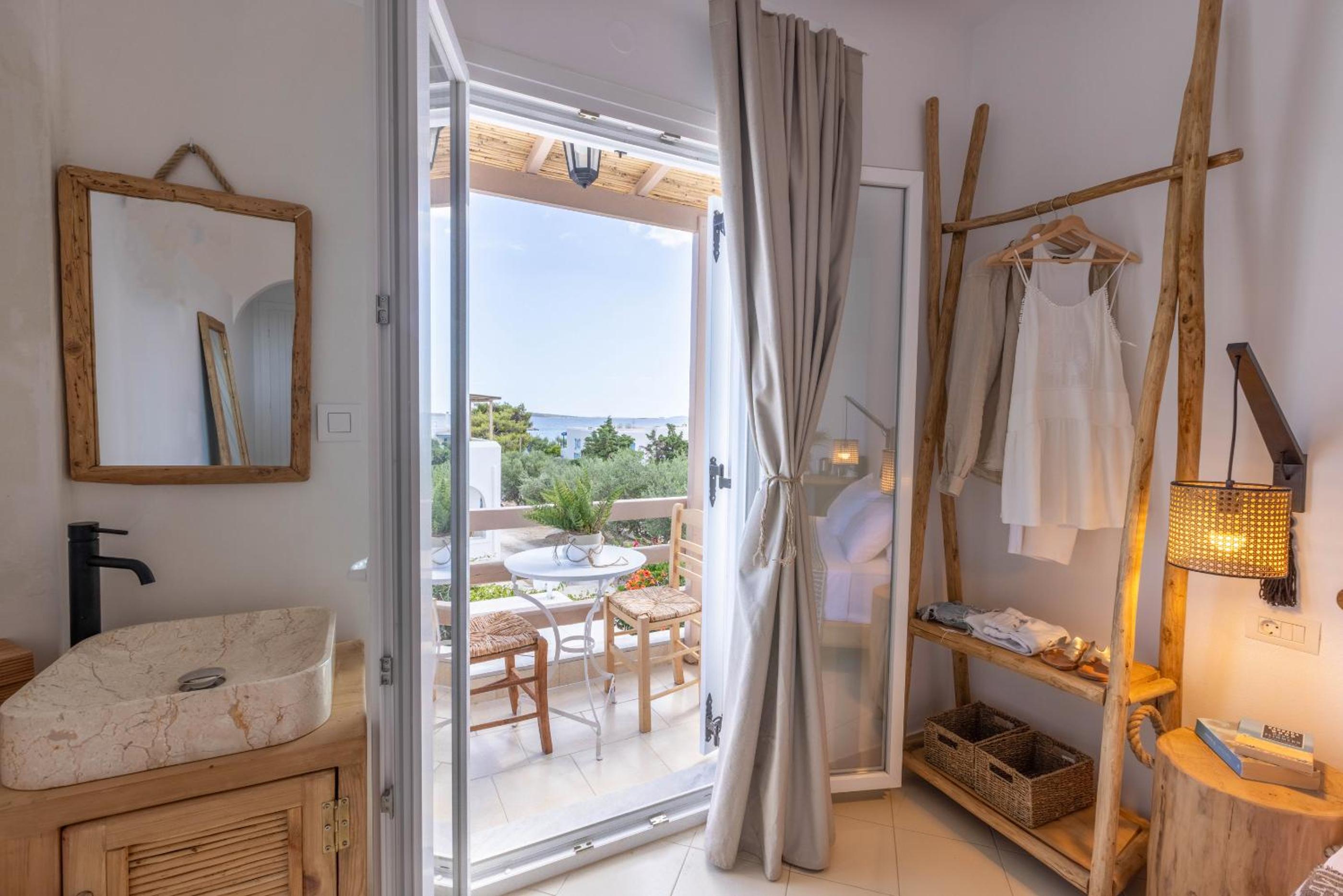 Deluxe Double Room with Side Sea View photo 2