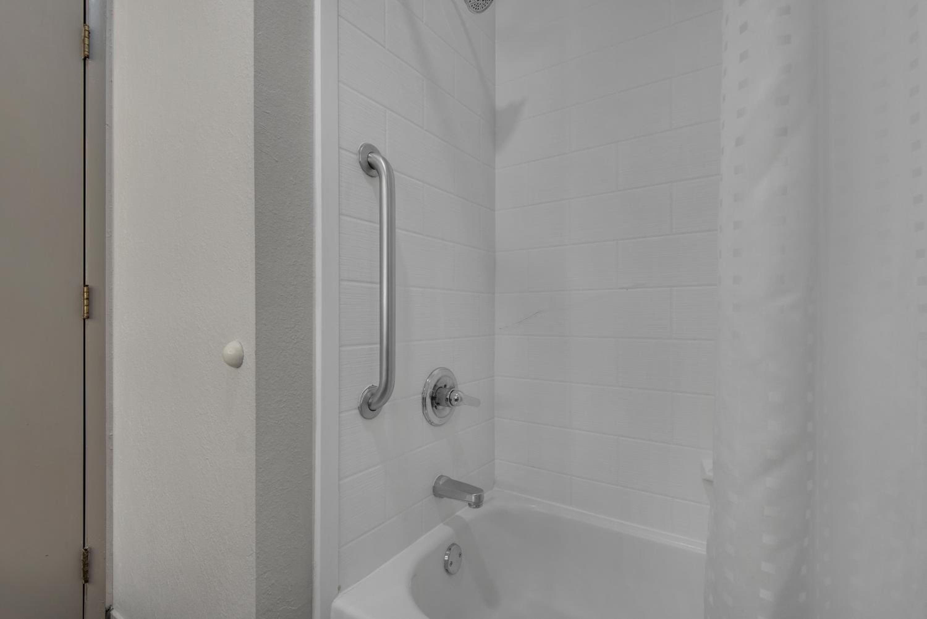 Standard Queen Room with Two Queen Beds - Photo 15