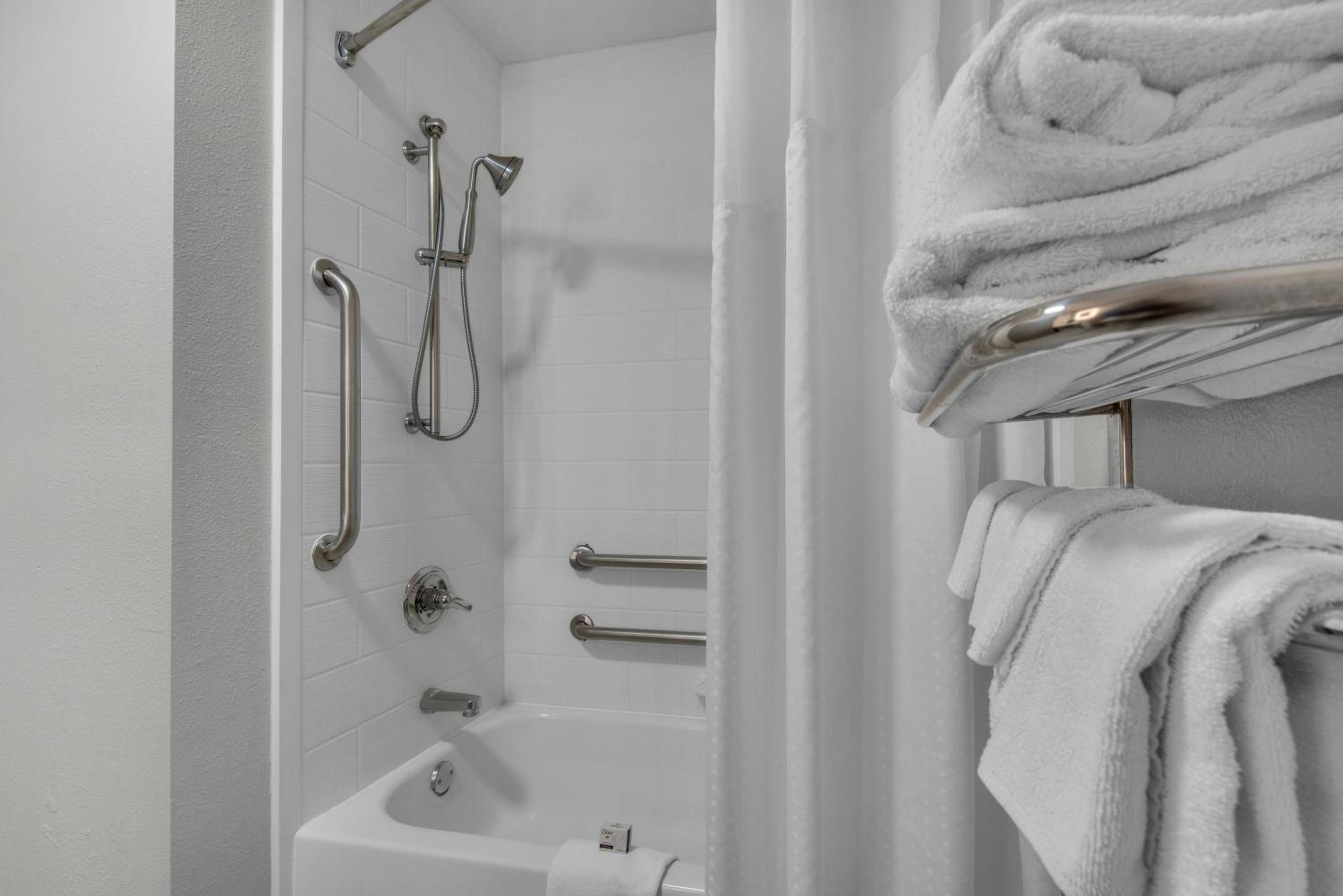 Standard Queen Room with Two Queen Beds and Mobility Accessible Tub - Photo 11