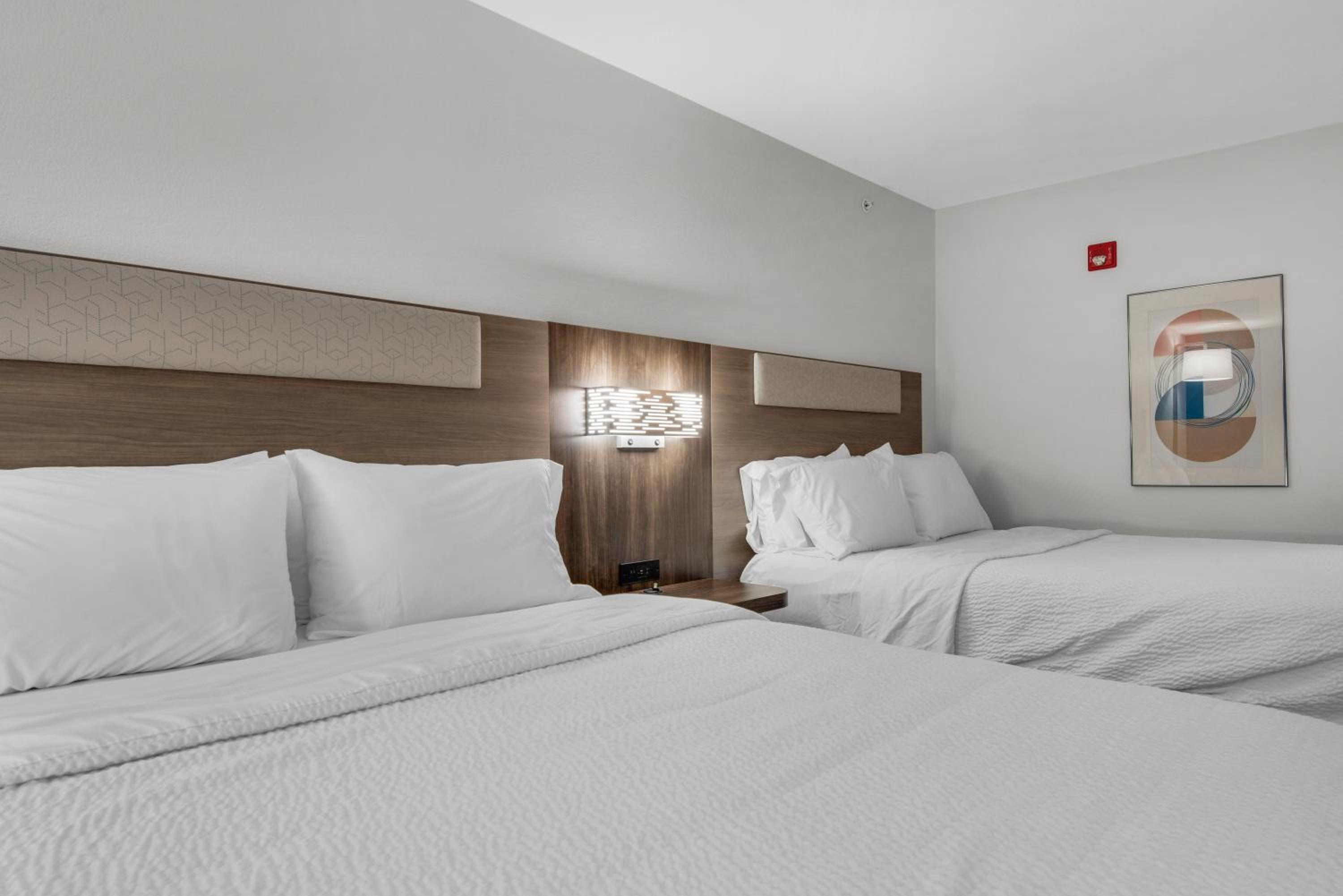 Standard Queen Room with Two Queen Beds and Mobility Accessible Tub - Photo 9