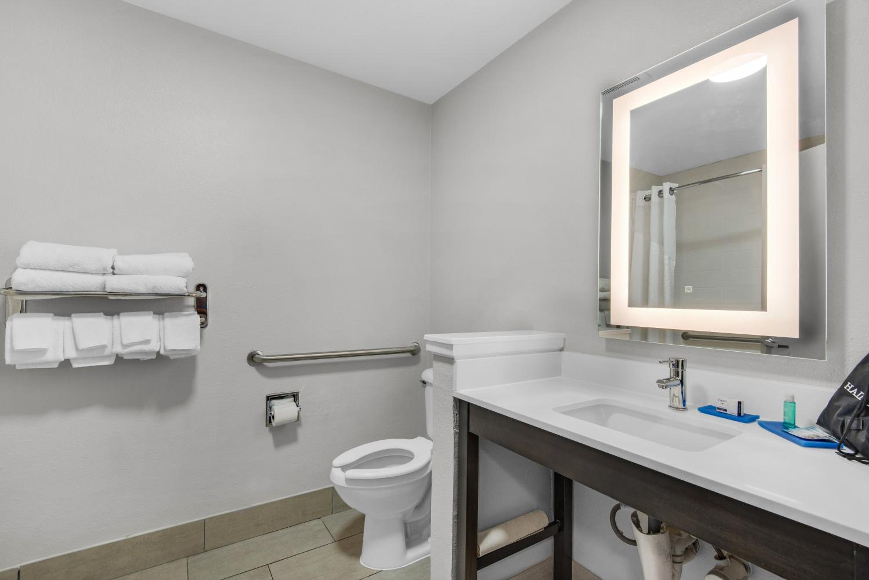 Standard Queen Room with Two Queen Beds and Mobility Accessible Tub - Photo 5